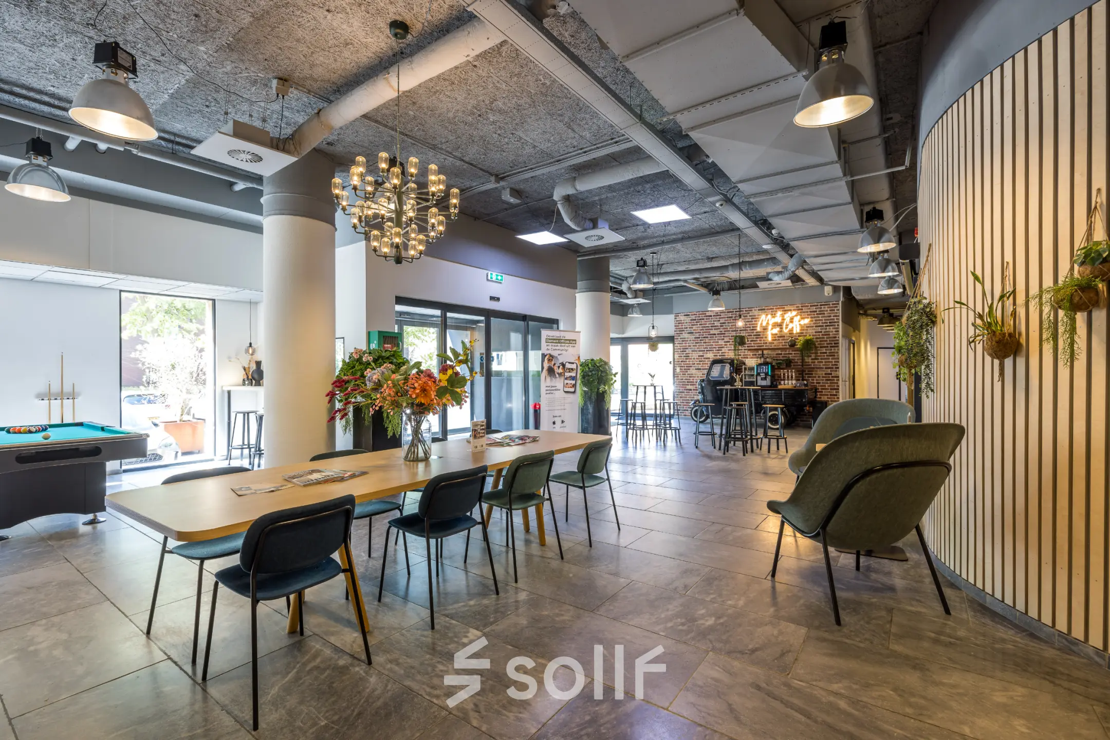 Moderne kantoorpand met stijlvolle inrichting op Goeman Borgesiuslaan 77 in Utrecht Noord. Ideaal voor kantoorruimte huren met een ruime werktafel, comfortabele stoelen en een gezellige sfeer.