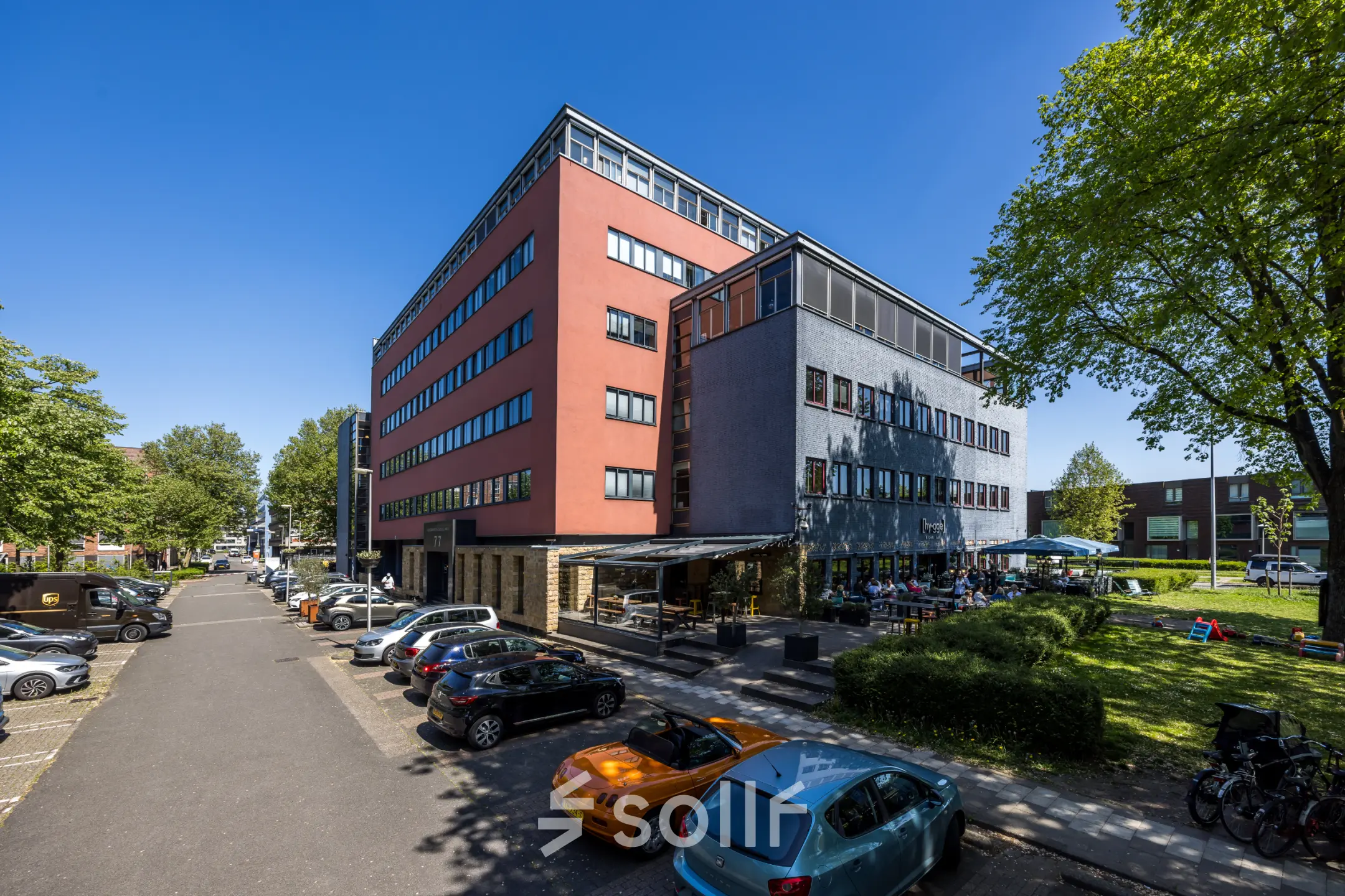 Kantoorpand op Goeman Borgesiuslaan 77, Utrecht Noord, met meerdere verdiepingen en parkeerplaatsen voor het gebouw.