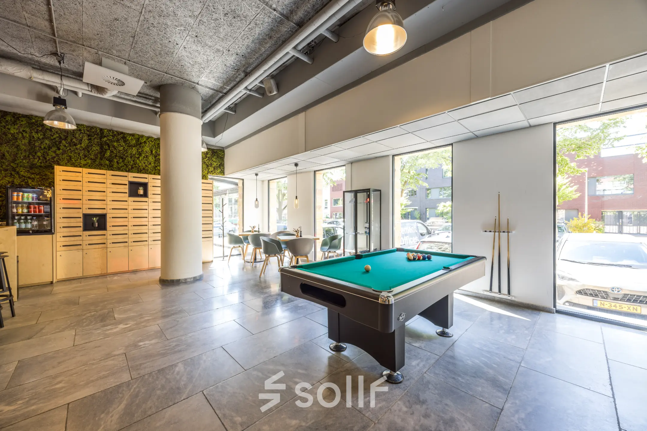 Modern kantoorpand te huur aan de Goeman Borgesiuslaan 77, Utrecht Noord, met een gemeubileerde lounge inclusief biljarttafel en zitgedeelte. Ideaal voor creatief brainstormen of ontspannen pauzes.
