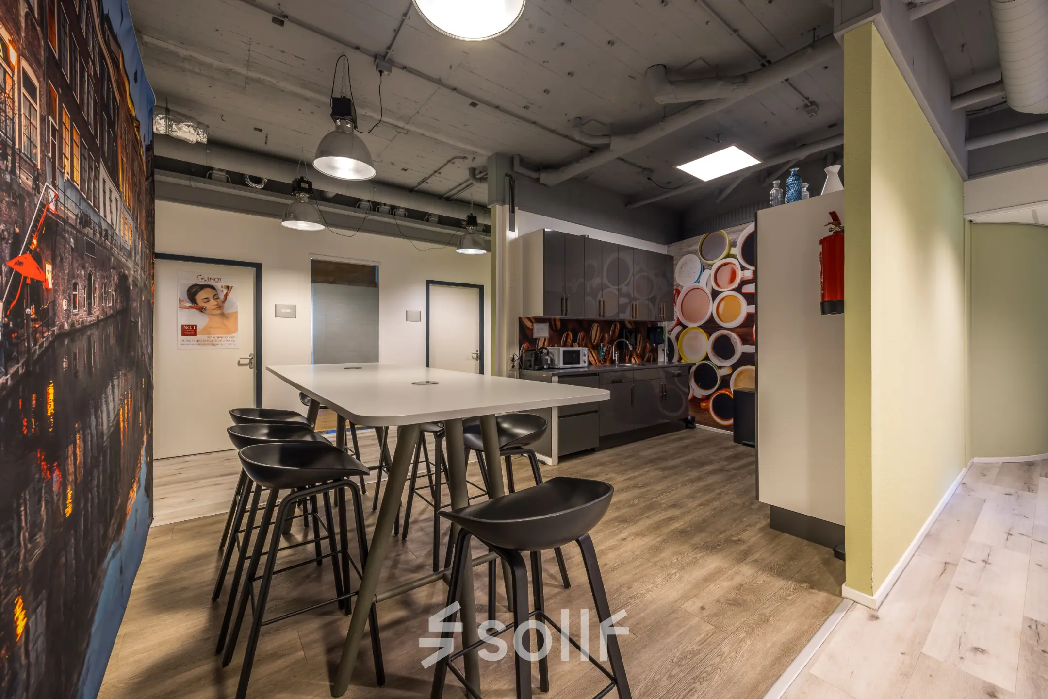 Moderne kantoorruimte huren op de Goeman Borgesiuslaan 77 in Utrecht Noord, met een stijlvolle keukenhoek en hoge zwarte krukken. Ideaal kantoorpand met diverse mogelijkheden voor huur.