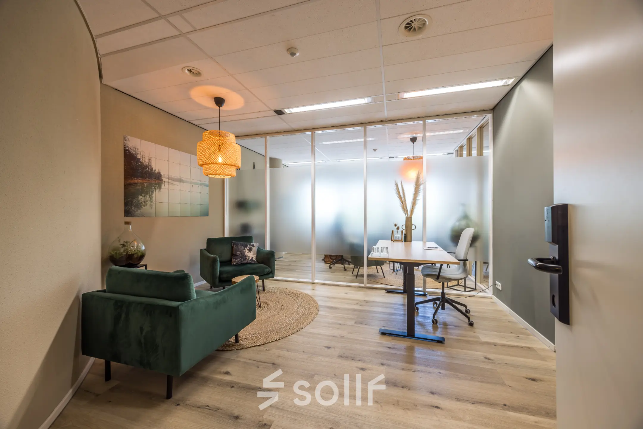 Kantoorruimte huren aan de Goeman Borgesiuslaan 77 in Utrecht Noord met een modern ingerichte werkplek en comfortabele zithoek.