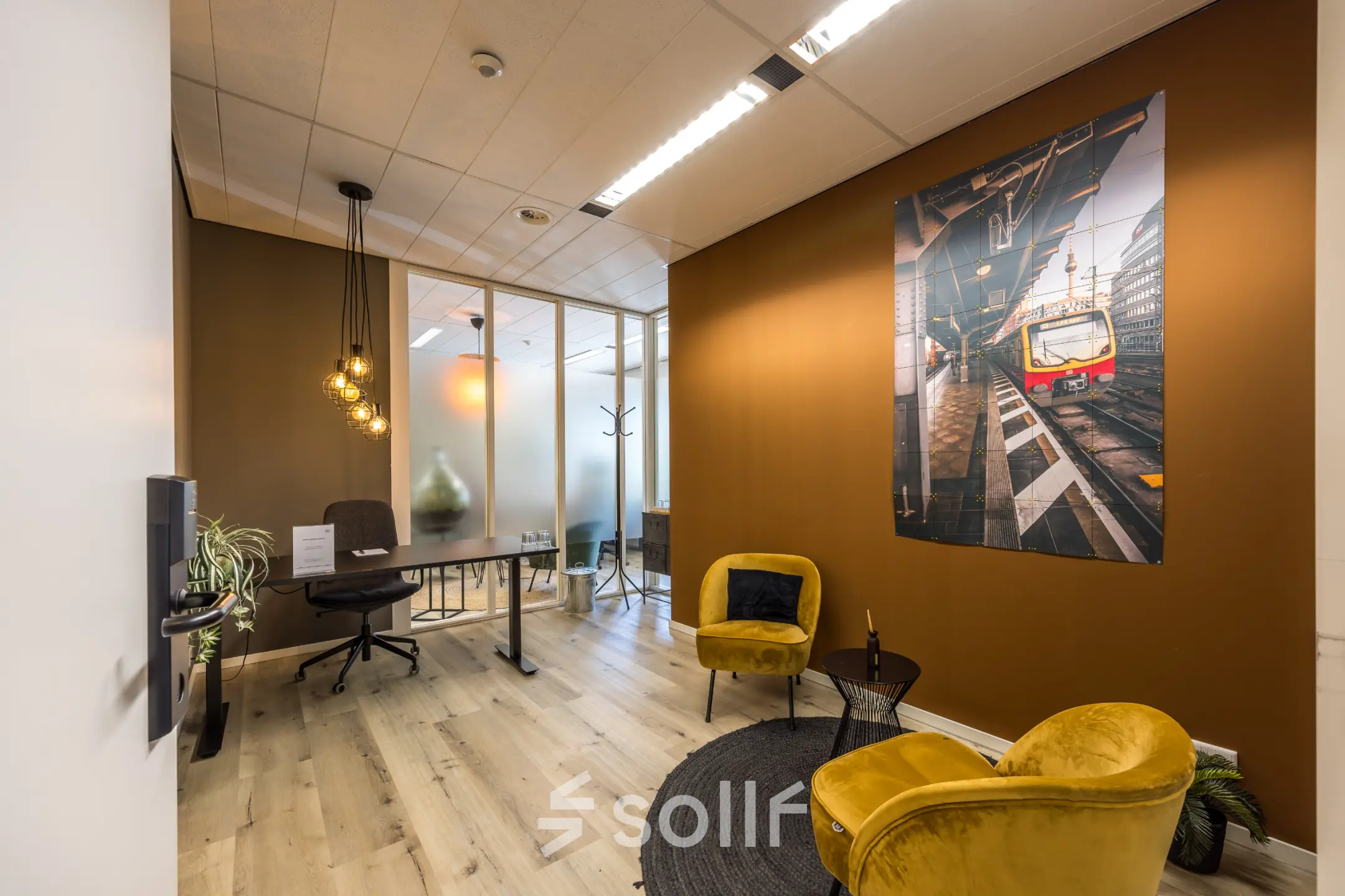 Kantoorruimte huren op Goeman Borgesiuslaan 77 in Utrecht Noord met warme tinten, moderne meubels en kunst aan de muur. Ideaal voor werk en vergaderingen.
