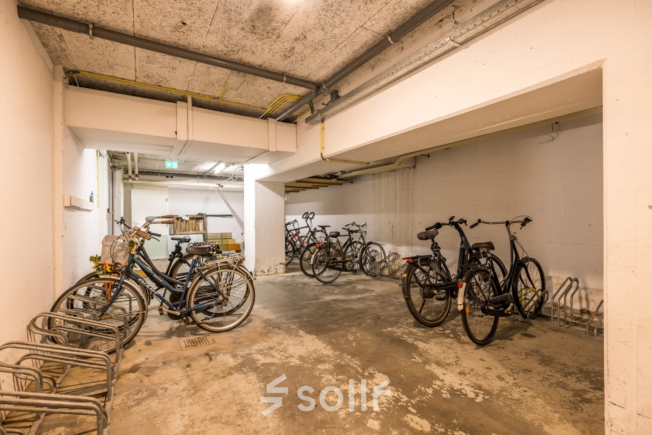 Een praktische fietsenstalling in het kantoorpand op Goeman Borgesiuslaan 77 in Utrecht Noord, geschikt voor werknemers die hun fiets willen parkeren bij kantoorruimte huren.