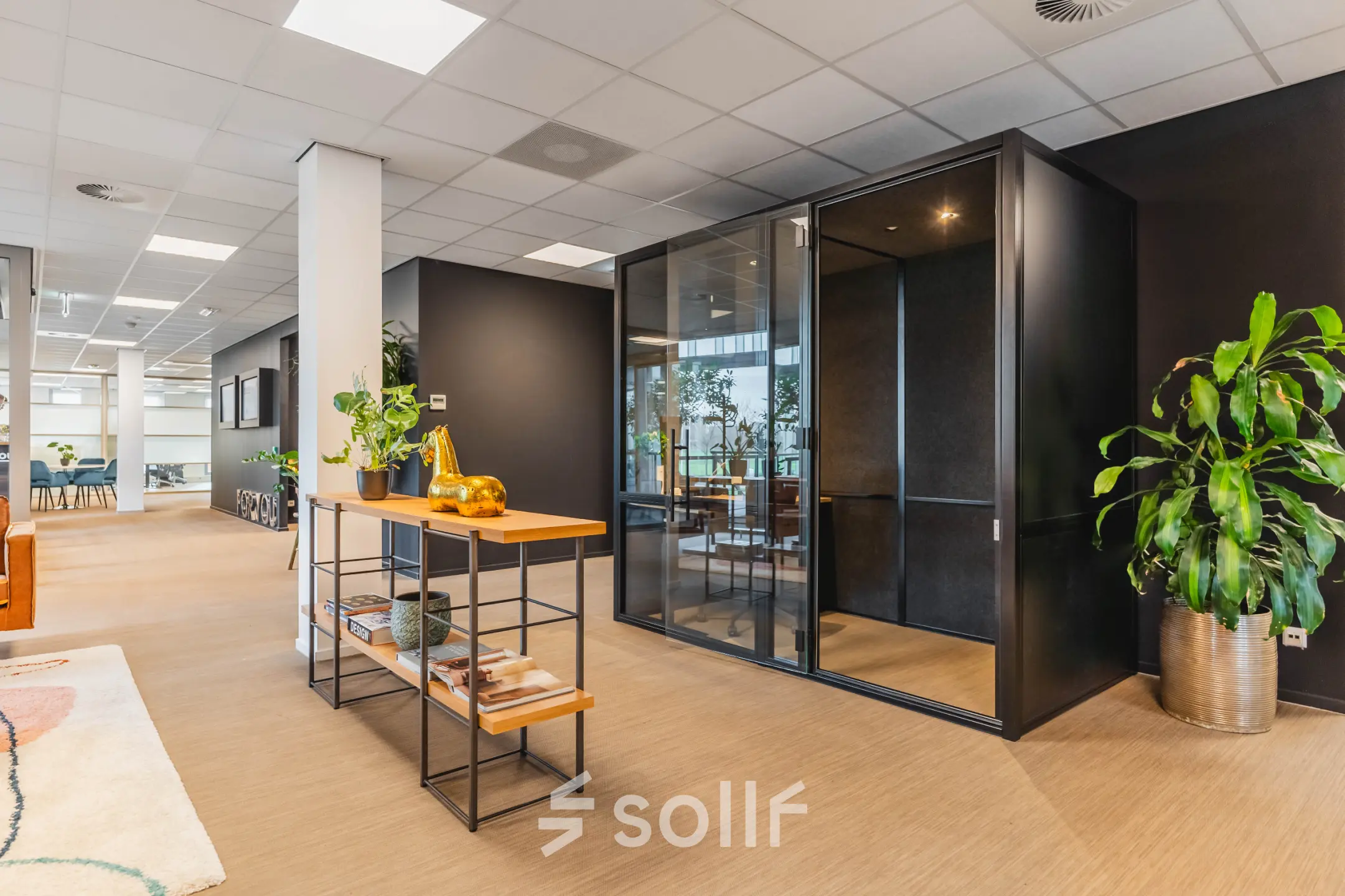 Moderne kantoorruimte huren op Orteliuslaan 850 in Utrecht Papendorp, met stijlvol interieur, glazen vergaderruimte en planten voor een frisse werkervaring.