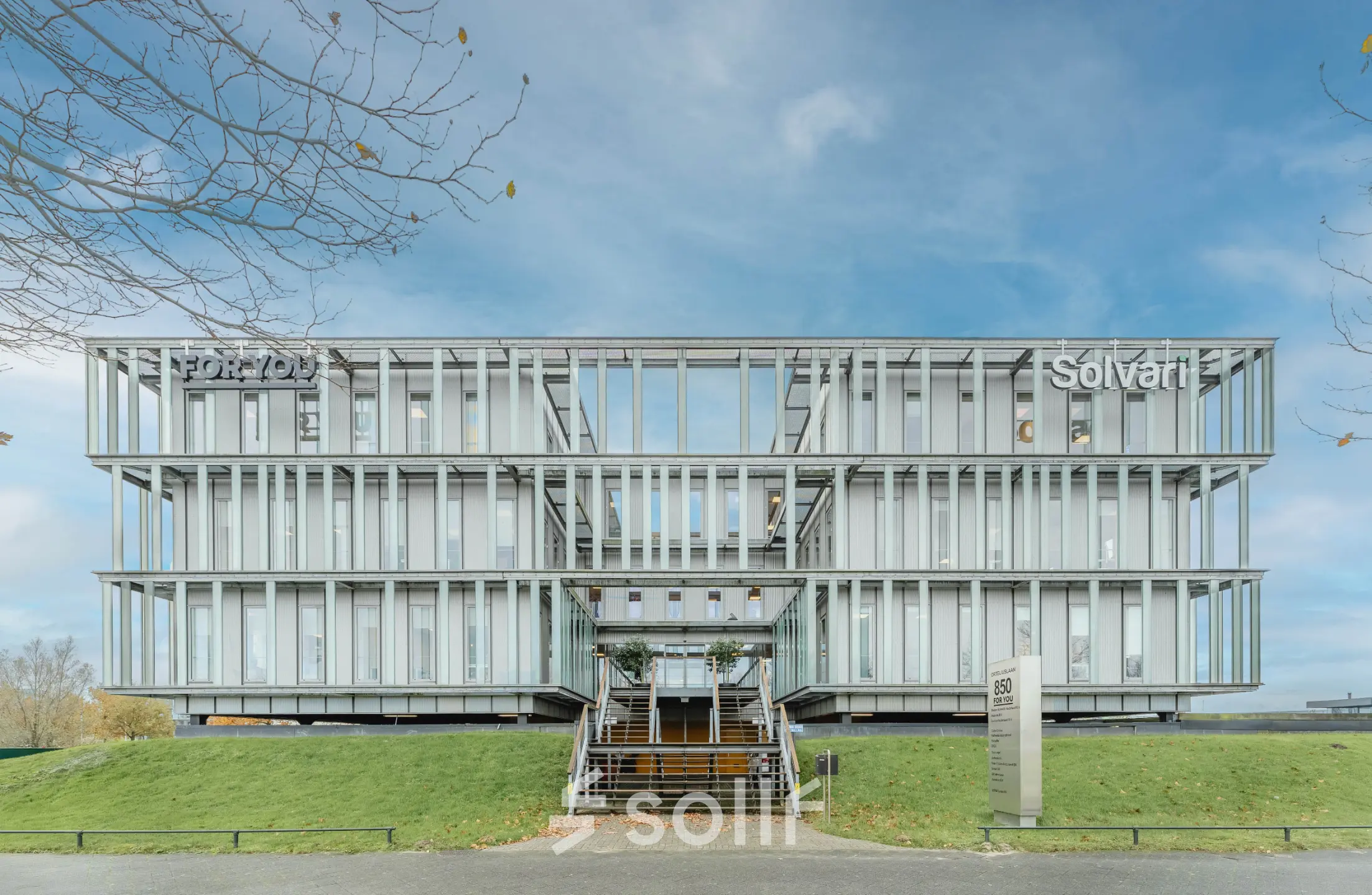 Modern kantoorgebouw aan Orteliuslaan 850 in Utrecht Papendorp met een strak exterieur en groene omgeving, ideaal voor kantoorruimte huren.