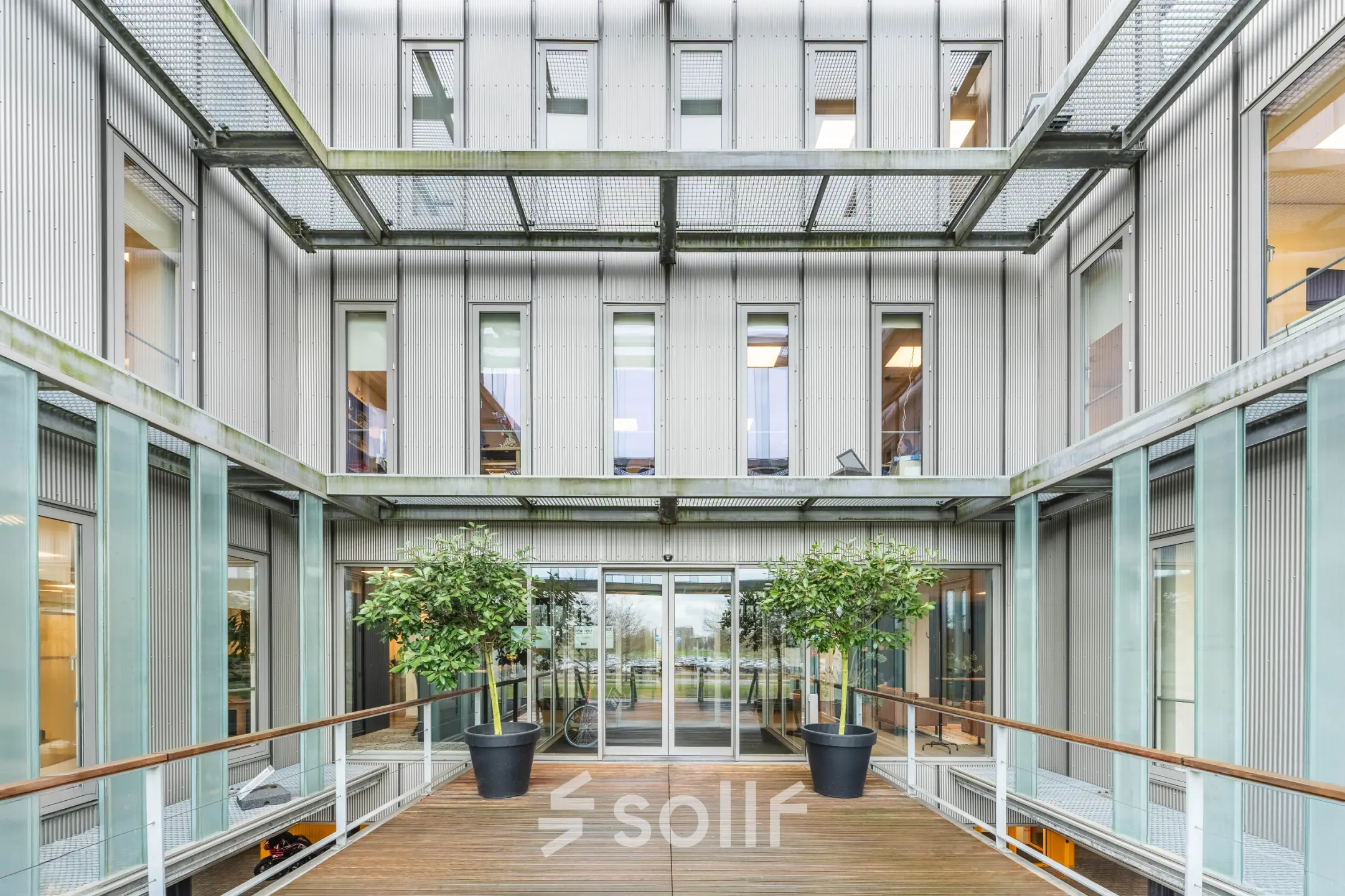 Moderne kantoorruimte huren aan de Orteliuslaan 850 in Utrecht Papendorp met een ruime entree en veel glas voor natuurlijk licht.