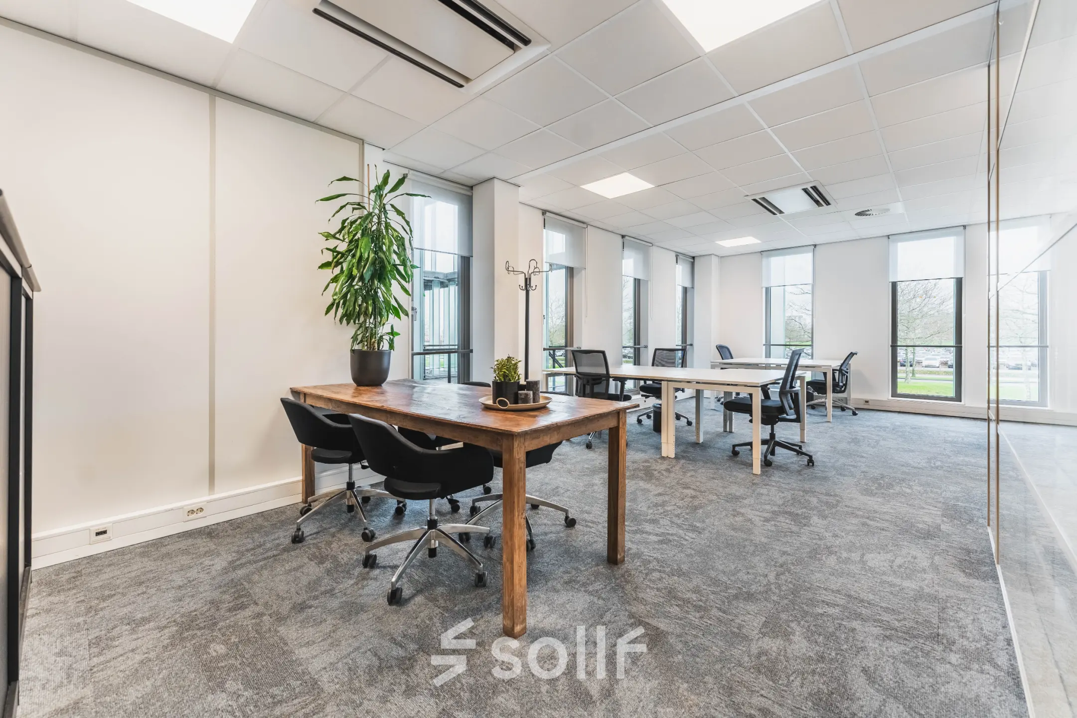 Kantoorruimte huren in Utrecht Papendorp met moderne tafels, comfortabele stoelen en grote ramen voor natuurlijk licht, ideaal voor productief werken.