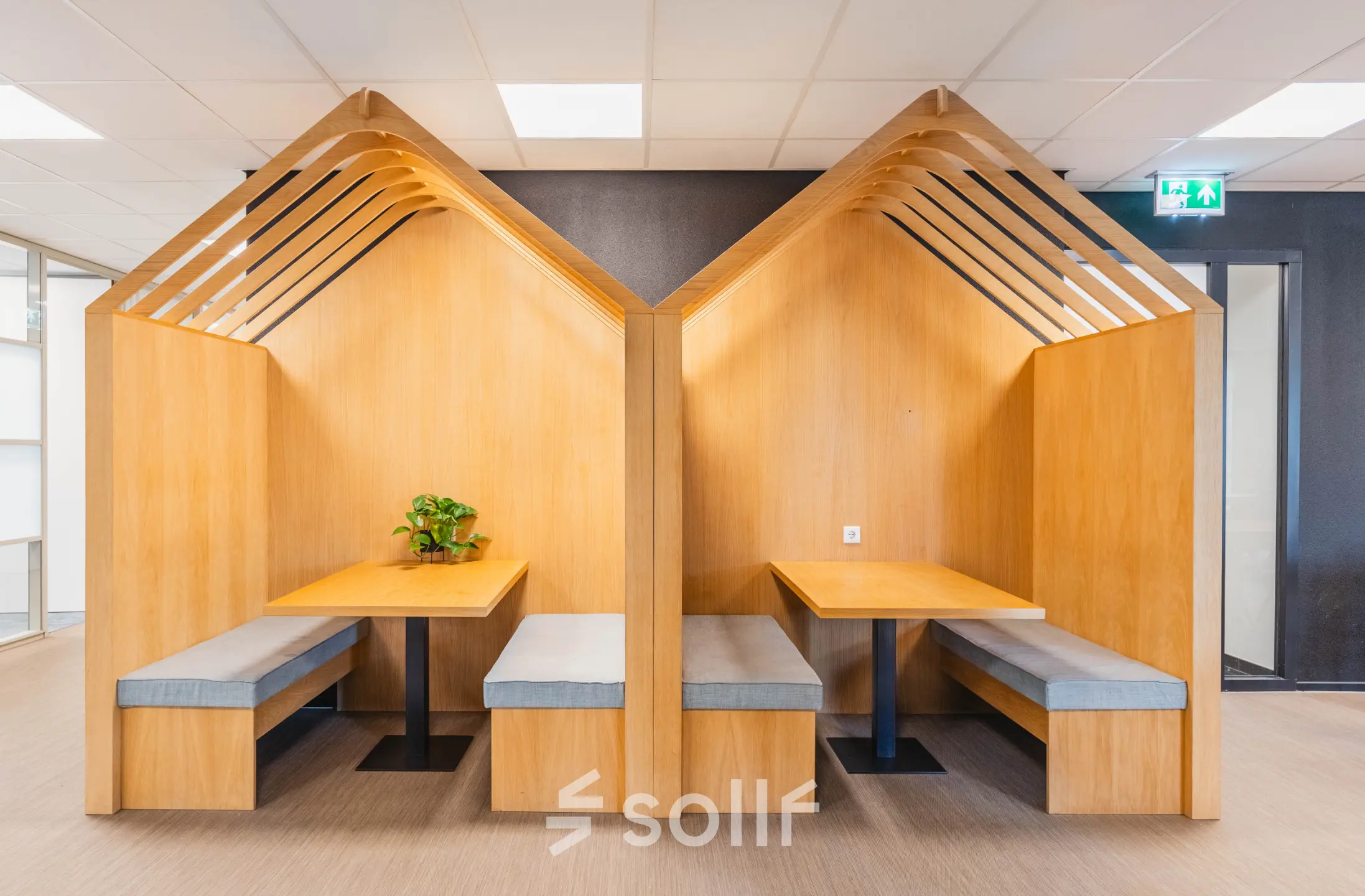 Houten kantoorruimte op Orteliuslaan 850 in Utrecht Papendorp, met ingebouwde houten zitbanken en tafels, ideaal voor informeel overleg of lunchpauzes.
