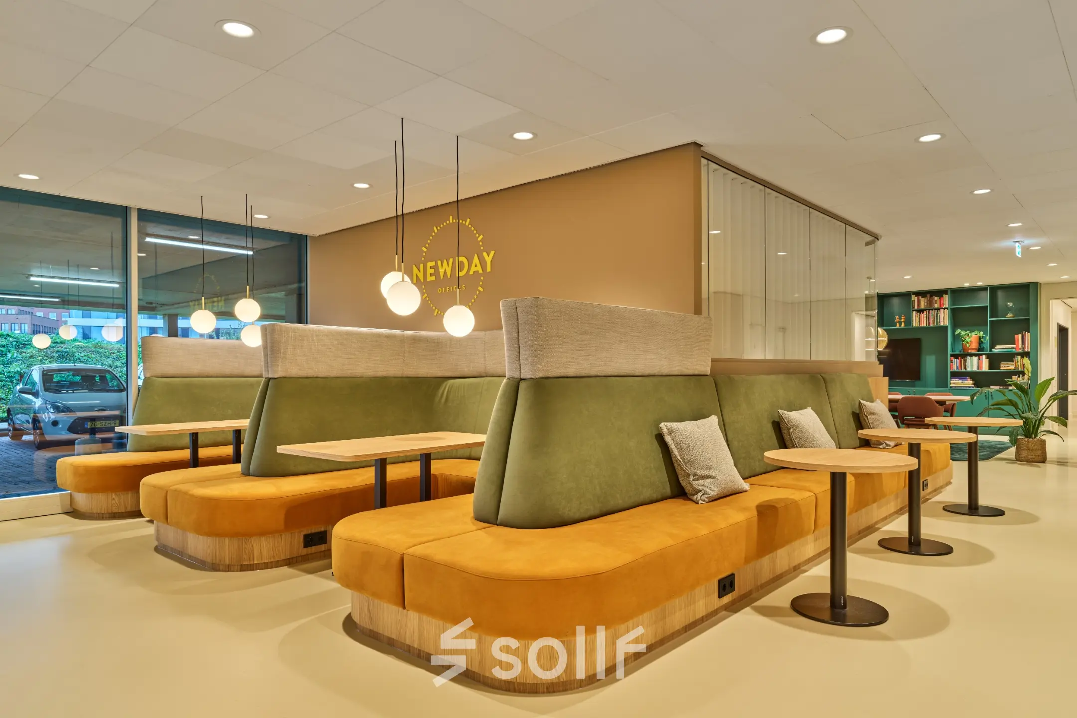 Stijlvolle kantoorruimte met comfortabele zitbanken en tafels in een lichte ruimte aan de Van Deventerlaan 30-40 in Utrecht Papendorp. Ideaal voor informeel overleg of coworking. Kantoorruimte huren mogelijk.