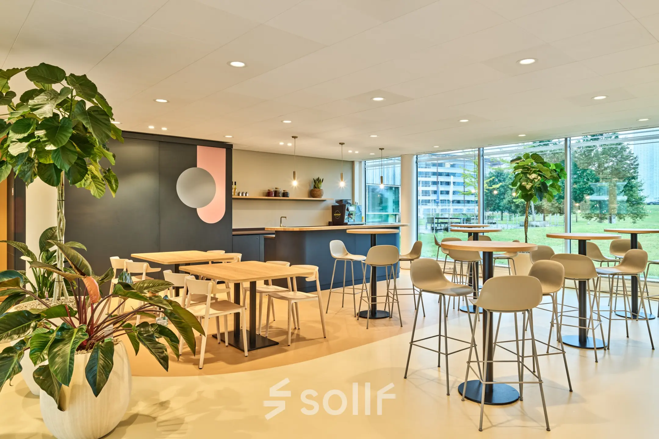 Lichte, gemeubileerde kantoorruimte aan Van Deventerlaan 30-40 in Utrecht Papendorp, met moderne tafels en stoelen en uitzicht op groen buiten. Geschikt voor het huren van een brainstorm- of ontmoetingsruimte.