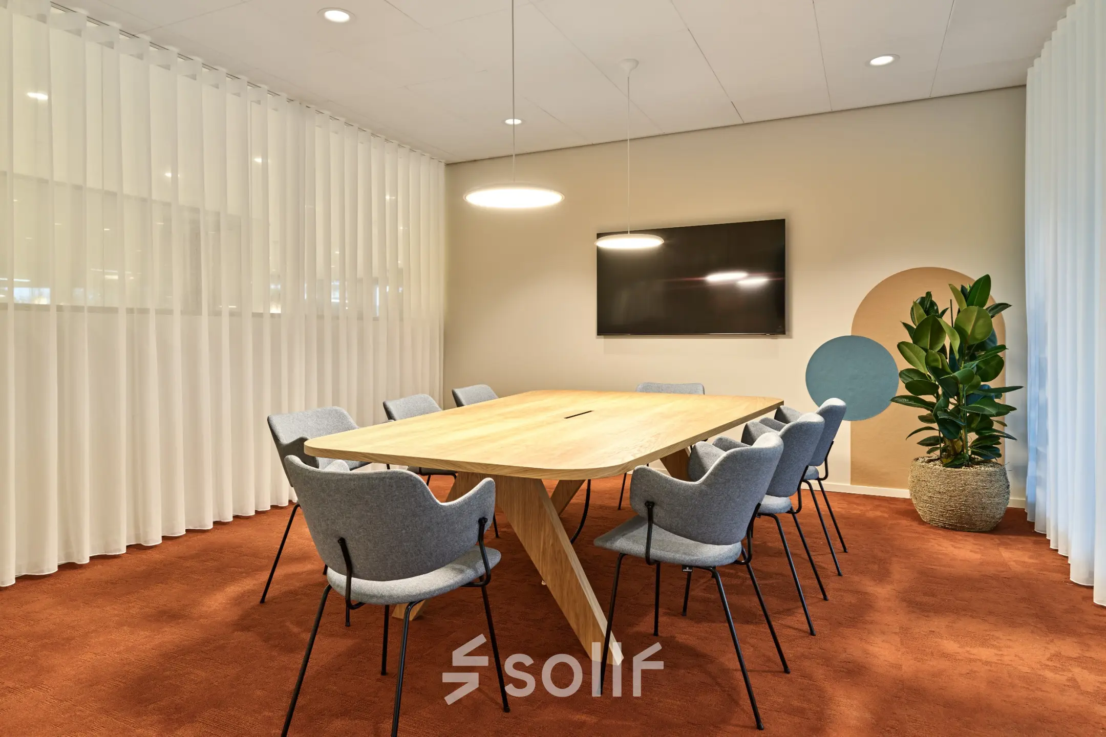 Moderne vergaderruimte in kantoorpand aan Van Deventerlaan 30-40 in Utrecht Papendorp, voorzien van grote tafel, comfortabele stoelen, en een groot scherm aan de muur, ideaal voor kantoorruimte huren.