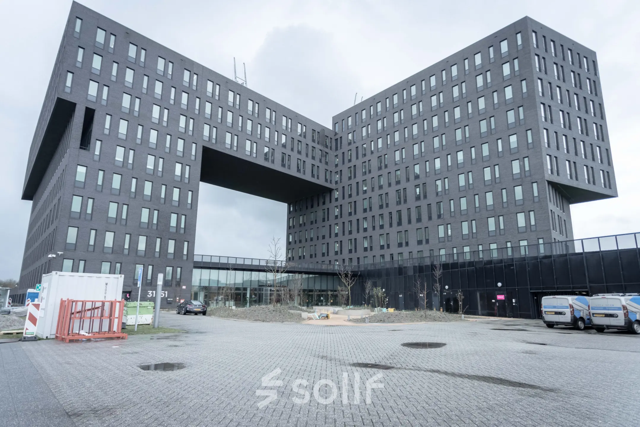 Kantoorpand aan de Van Deventerlaan 31-51 in Utrecht Papendorp, geschikt voor kantoorruimte huren. Modern gebouw met grijze gevel en parkeergelegenheid voor de deur.