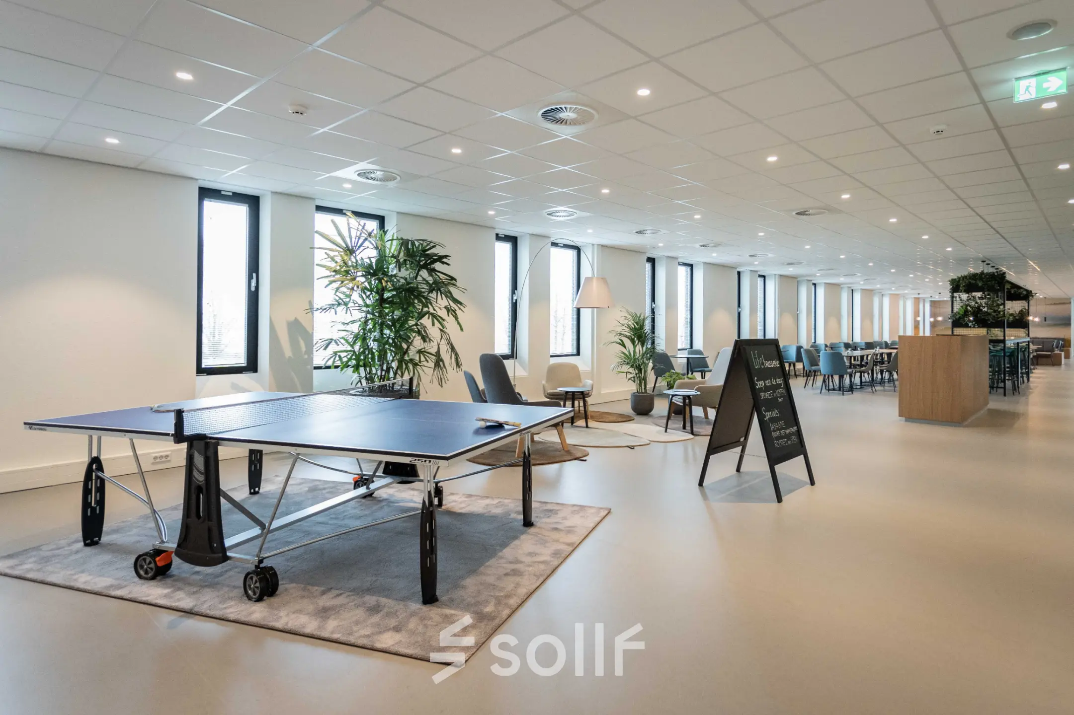 Moderne kantoorruimte huren op Van Deventerlaan 31-51 in Utrecht Papendorp, ruime gemeubileerde lounge met tafeltennistafel en zitgedeelte, ideaal voor informele ontmoetingen.