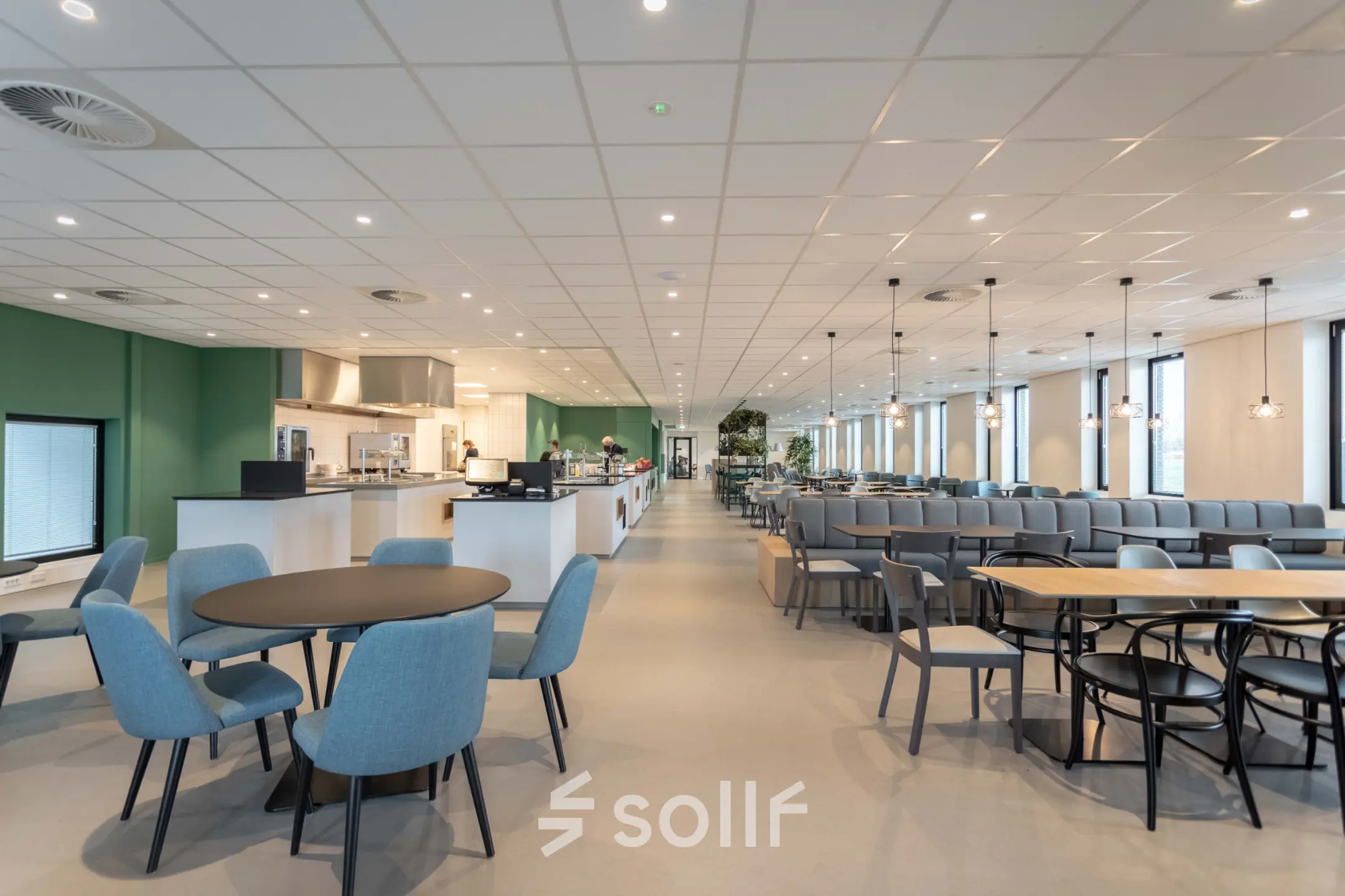 Ruime en goed verlichte gemeubileerde werkruimte in kantoorpand op Van Deventerlaan 31-51, Utrecht Papendorp, ideaal voor kantoorruimte huren met moderne voorzieningen en comfortabele zitmogelijkheden.