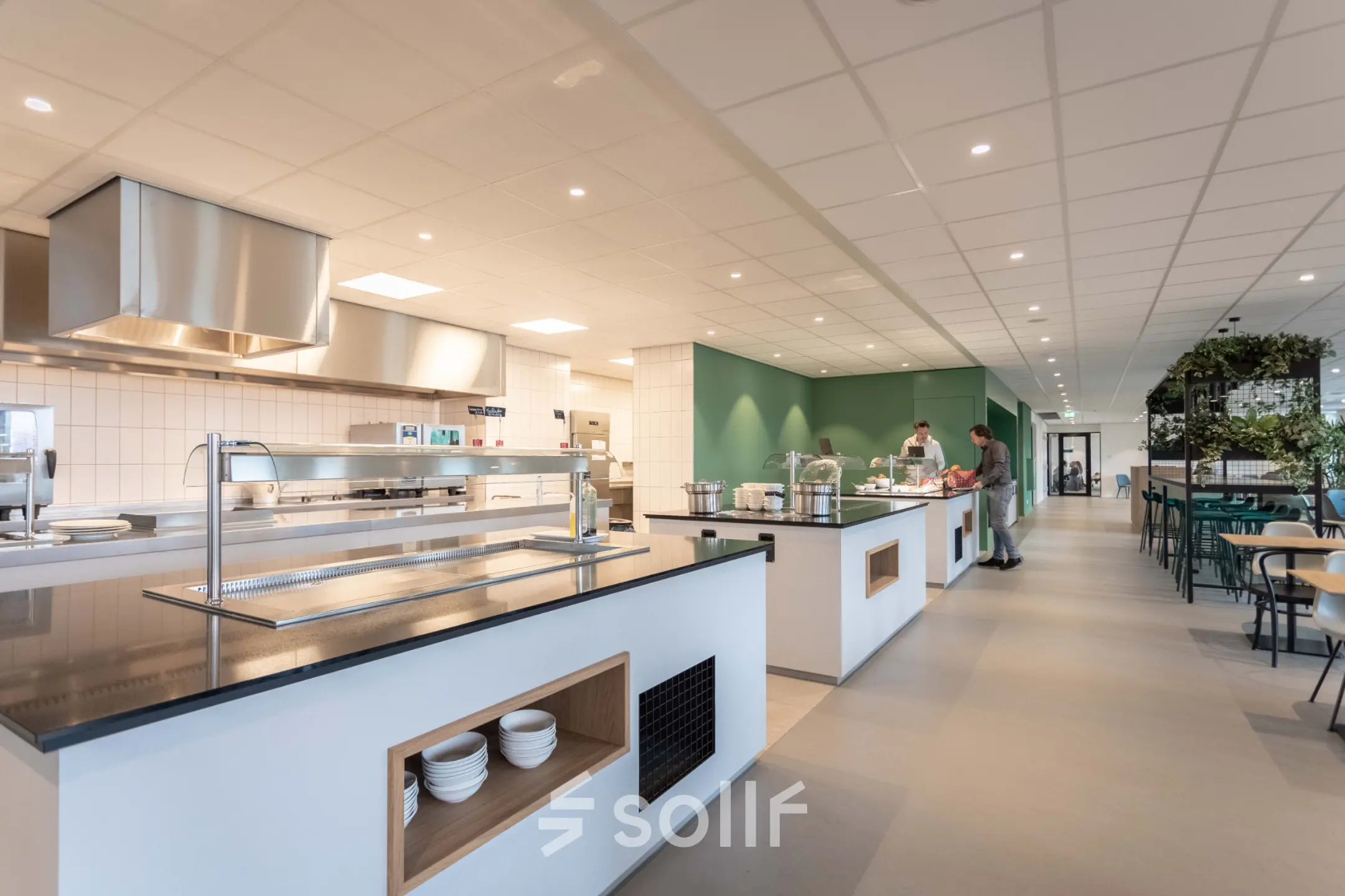 Interieur van kantoorpand op Van Deventerlaan 31-51, Utrecht Papendorp met moderne pantry waar zakelijke werknemers lunch bereiden en eten. Geschikt voor kantoorruimte huren met gemeubileerde voorzieningen.