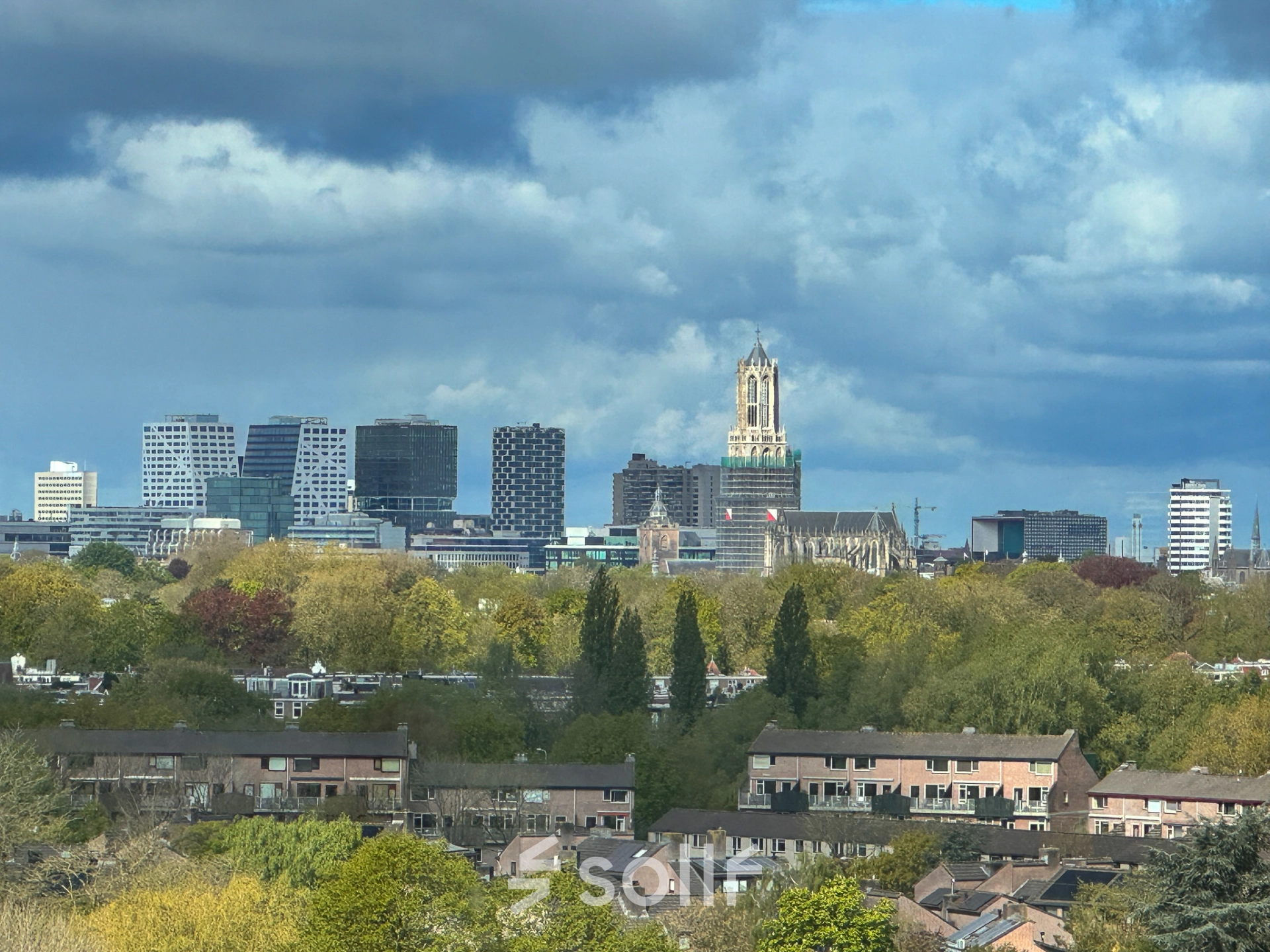 Uitzicht op de skyline van Utrecht met de Domtoren gezien vanaf Daltonlaan 200 in Rijnsweerd.