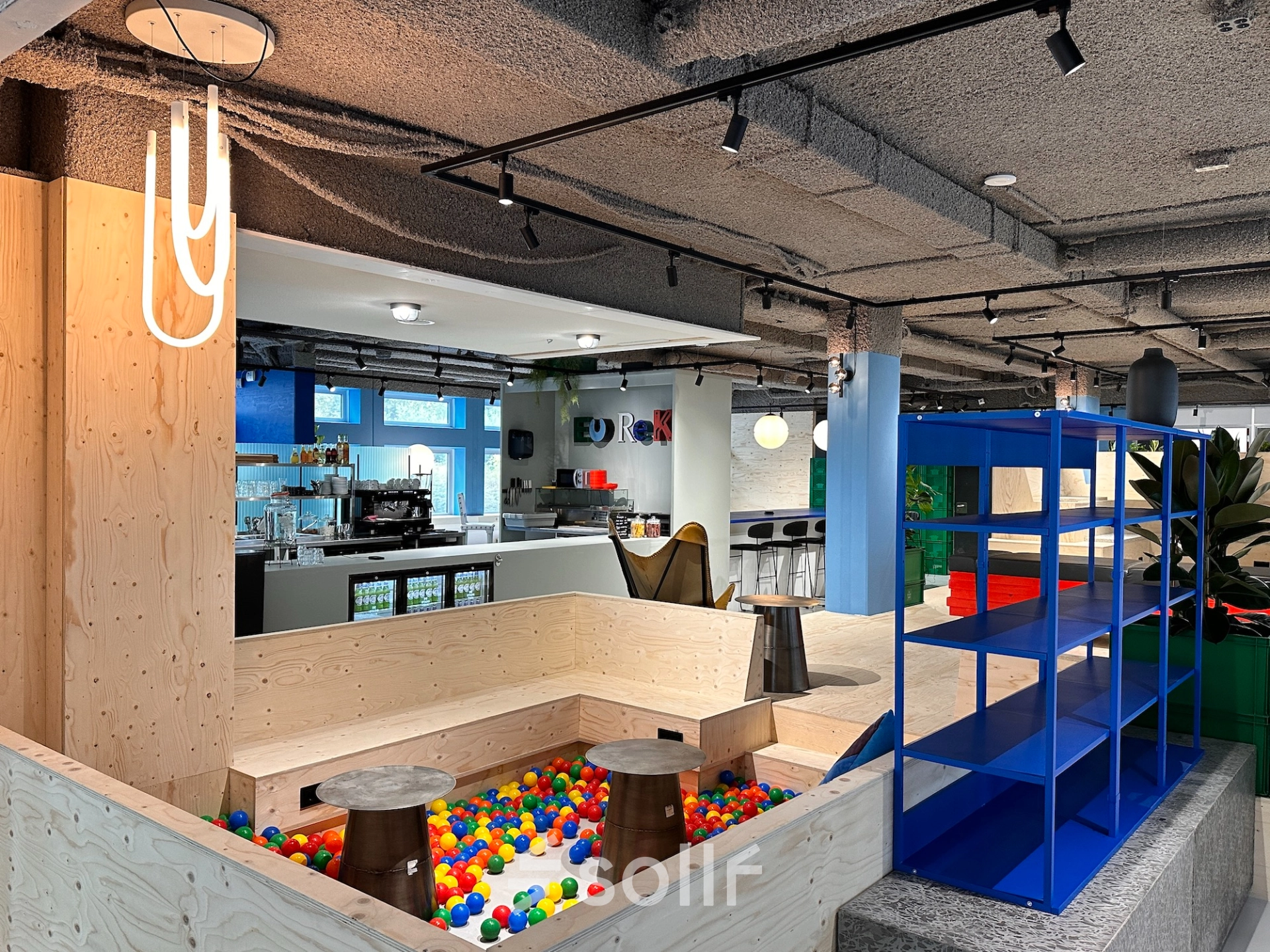 Interieur van een modern kantoorpand op Daltonlaan 200 in Utrecht Rijnsweerd, met een kleurrijke inrichting en speelse elementen. Ideaal voor kantoorruimte huren.