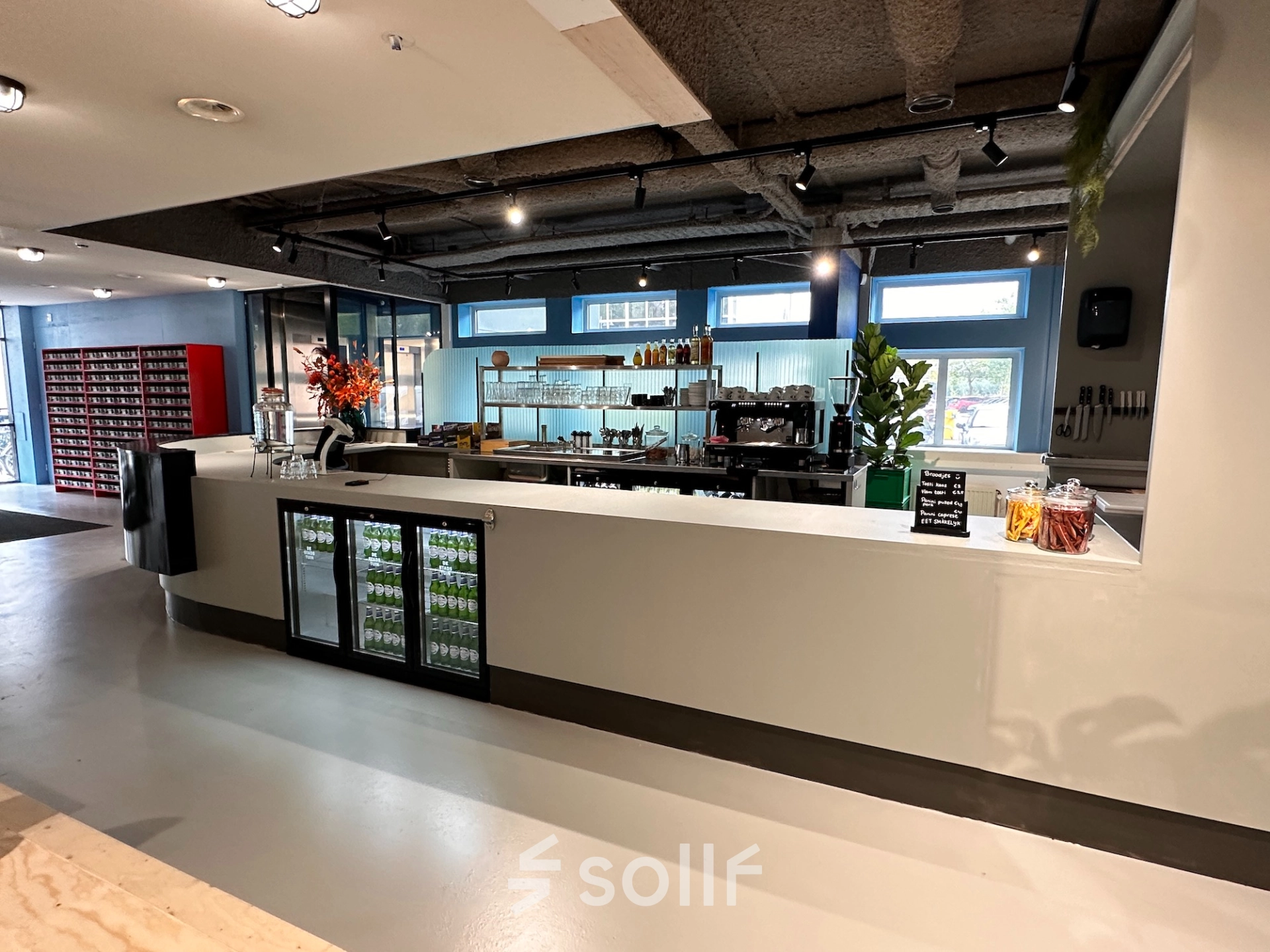 Moderne lounge met een stijlvolle bar in een kantoorpand aan Daltonlaan 200, Utrecht Rijnsweerd, geschikt voor kantoorruimte huren.