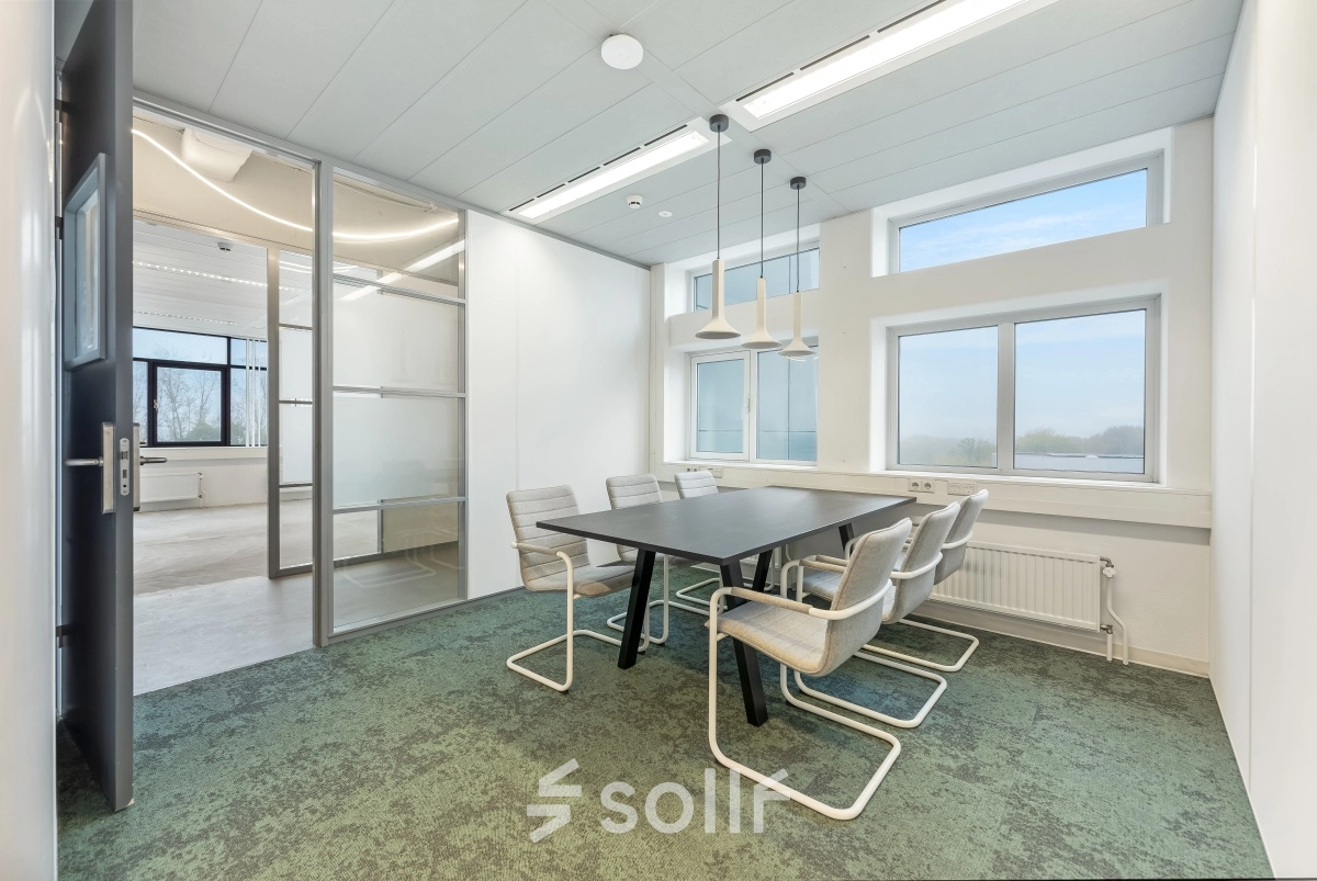 Kantoorruimte huren aan Daltonlaan 200 in Utrecht Rijnsweerd met een vergadertafel en stoelen in een lichte, moderne inrichting.