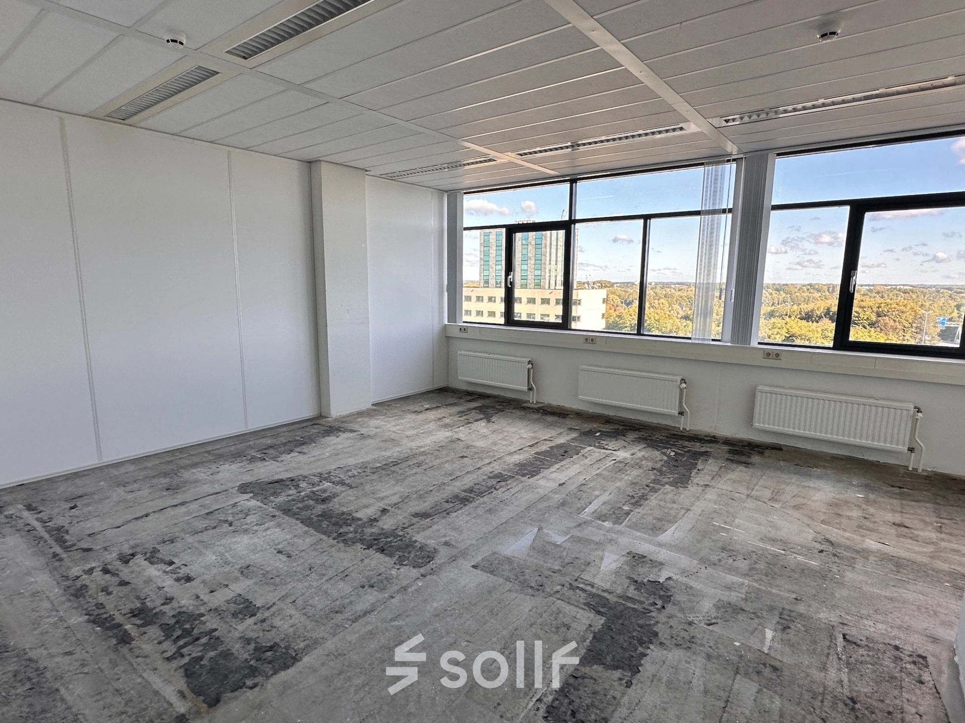 Lege kantoorruimte op Daltonlaan 200 in Utrecht Rijnsweerd met grote ramen, geschikt voor verhuur. Panorama-uitzicht op de stad en omliggende gebouwen.