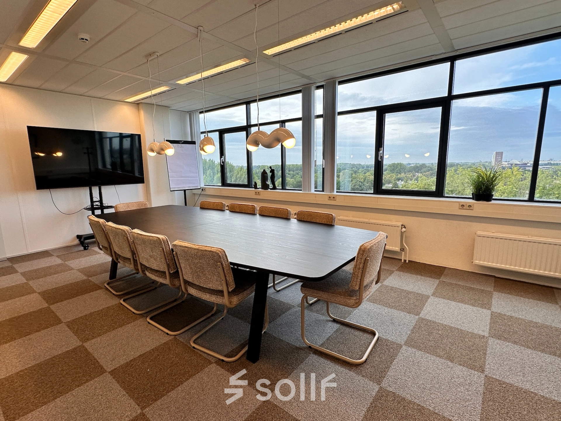Vergaderzaal op Daltonlaan 200 in Utrecht Rijnsweerd met grote tafel en stoelen, geschikt voor kantoorruimte huren.