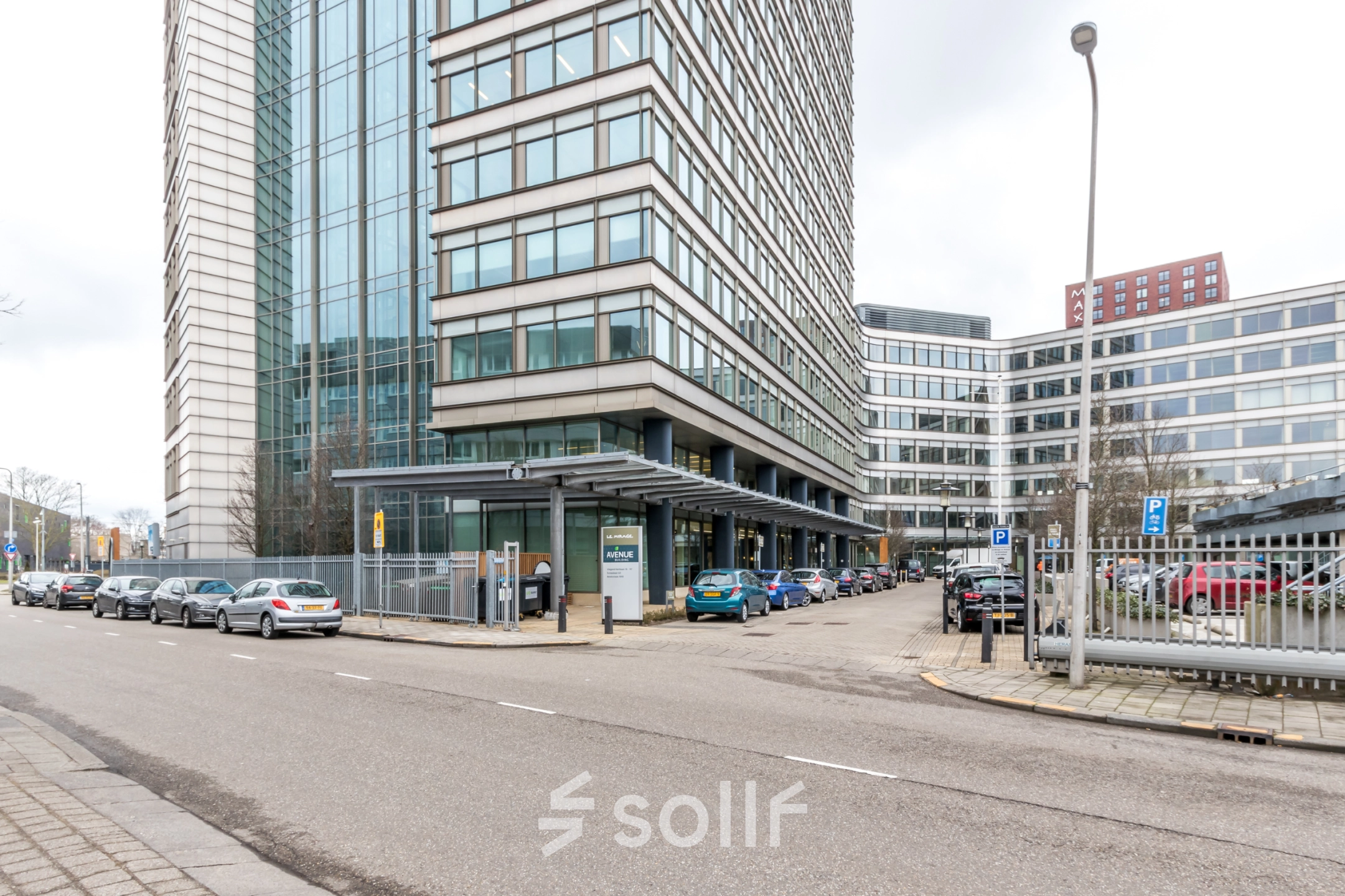 Modern kantoorpand op Vliegend Hertlaan 15, Utrecht Zuid, geschikt voor kantoorruimte huren. Het gebouw heeft verscheidene parkeerplaatsen en een uitnodigende gevel met veel glaspartijen.