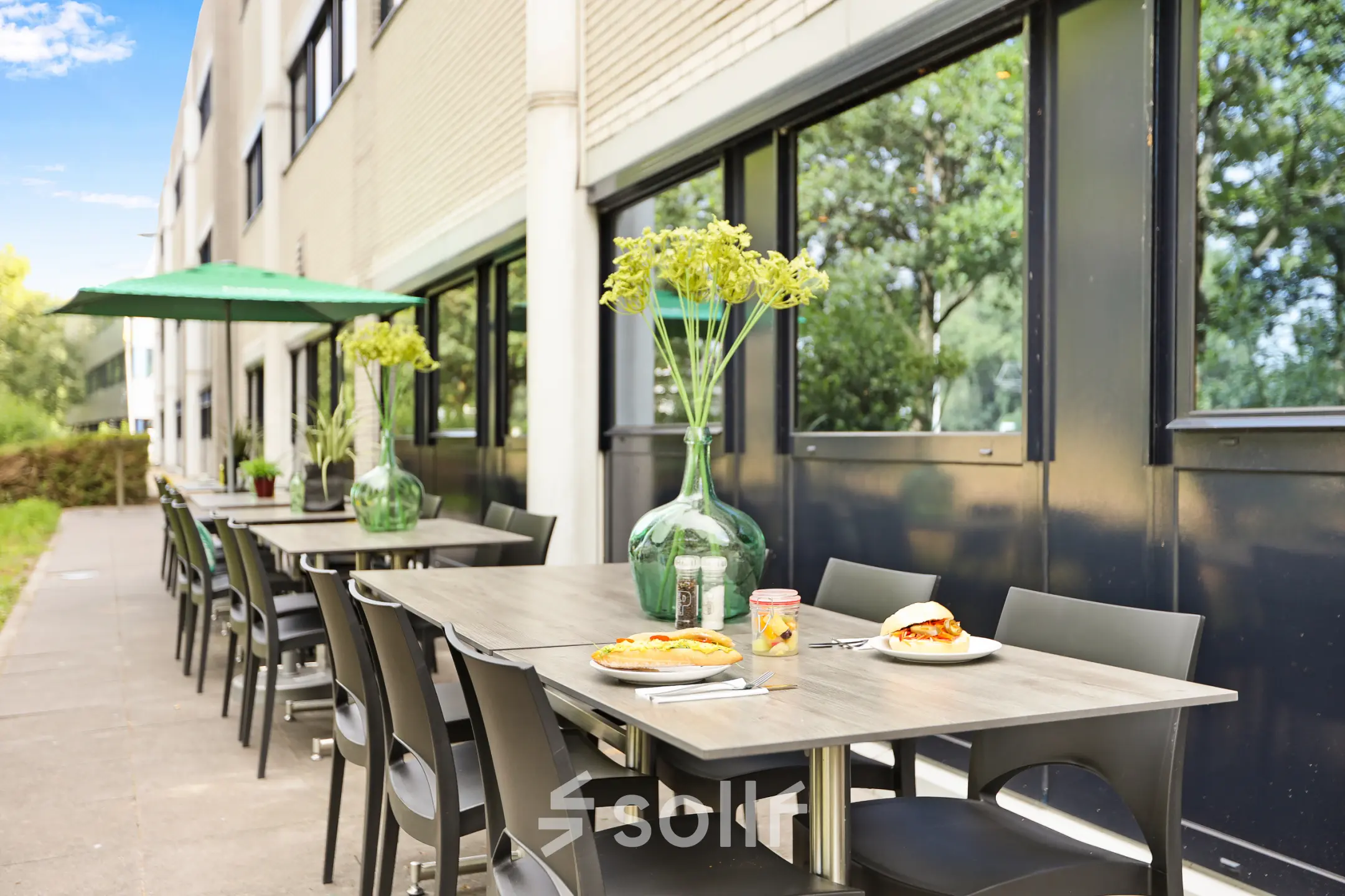 Buitenruimte van het kantoorpand aan Winthontlaan 200, Utrecht Zuid, met tafels en stoelen voor een informele lunch of vergadering. Perfect voor kantoorruimte huren en ontspannen werken.