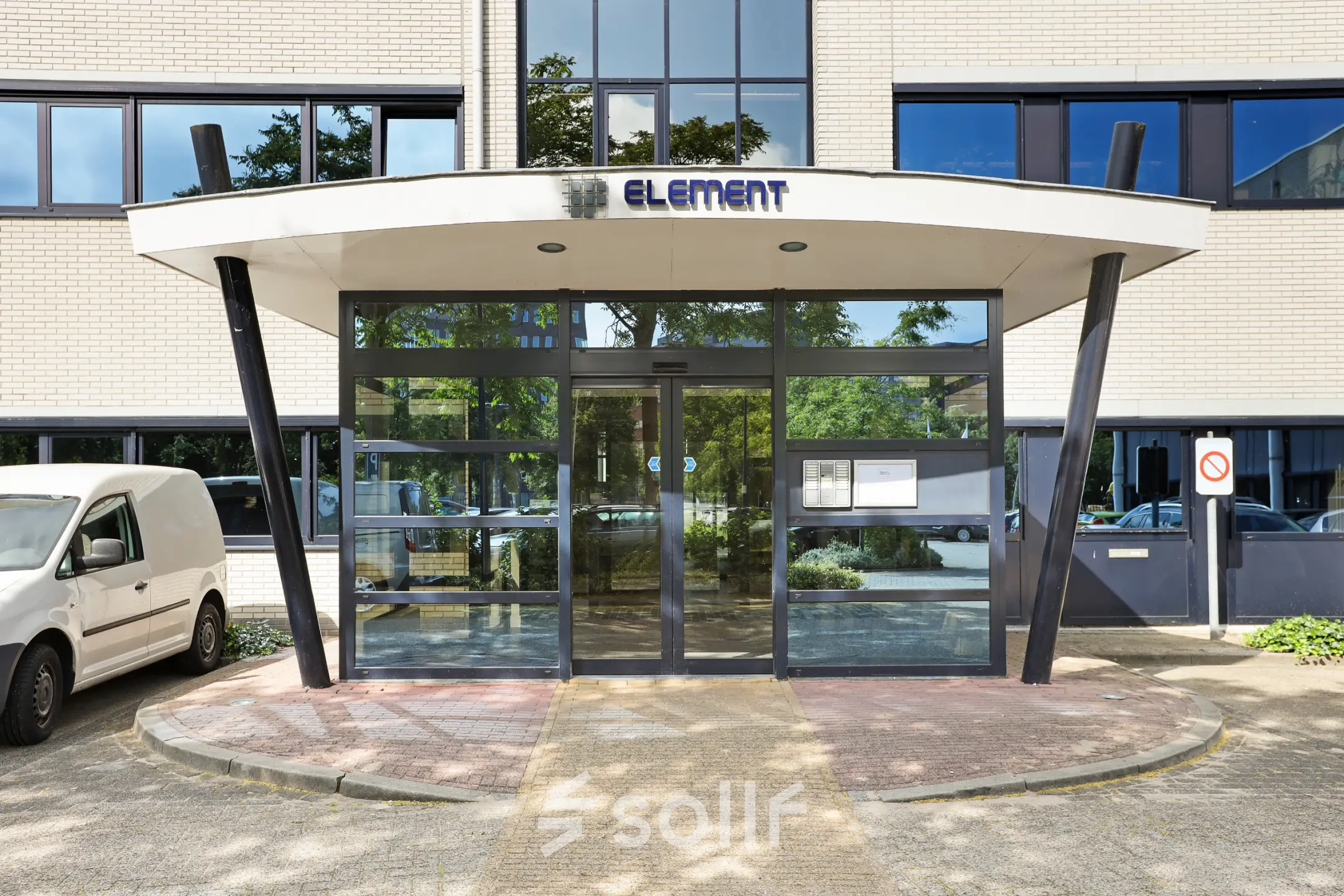 Entree van het kantoorpand aan de Winthontlaan 200 in Utrecht Zuid, geschikt voor wie kantoorruimte wil huren. De moderne glazen ingang biedt een uitnodigende toegang tot de beschikbare kantoren.