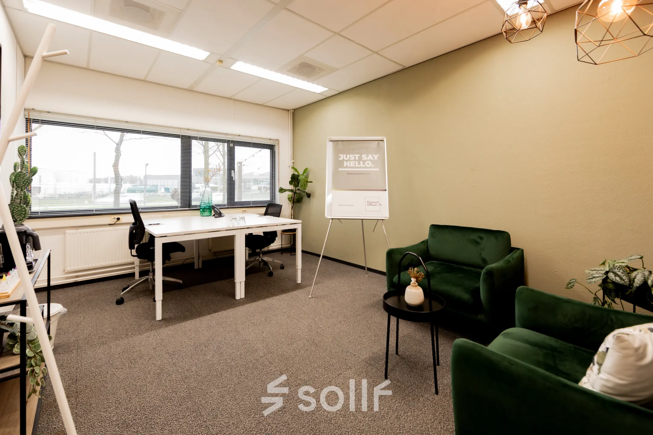 Lichte kantoorruimte huren aan de Winthontlaan 200 in Utrecht Zuid, met twee bureaus, groene stoelen en veel daglicht.