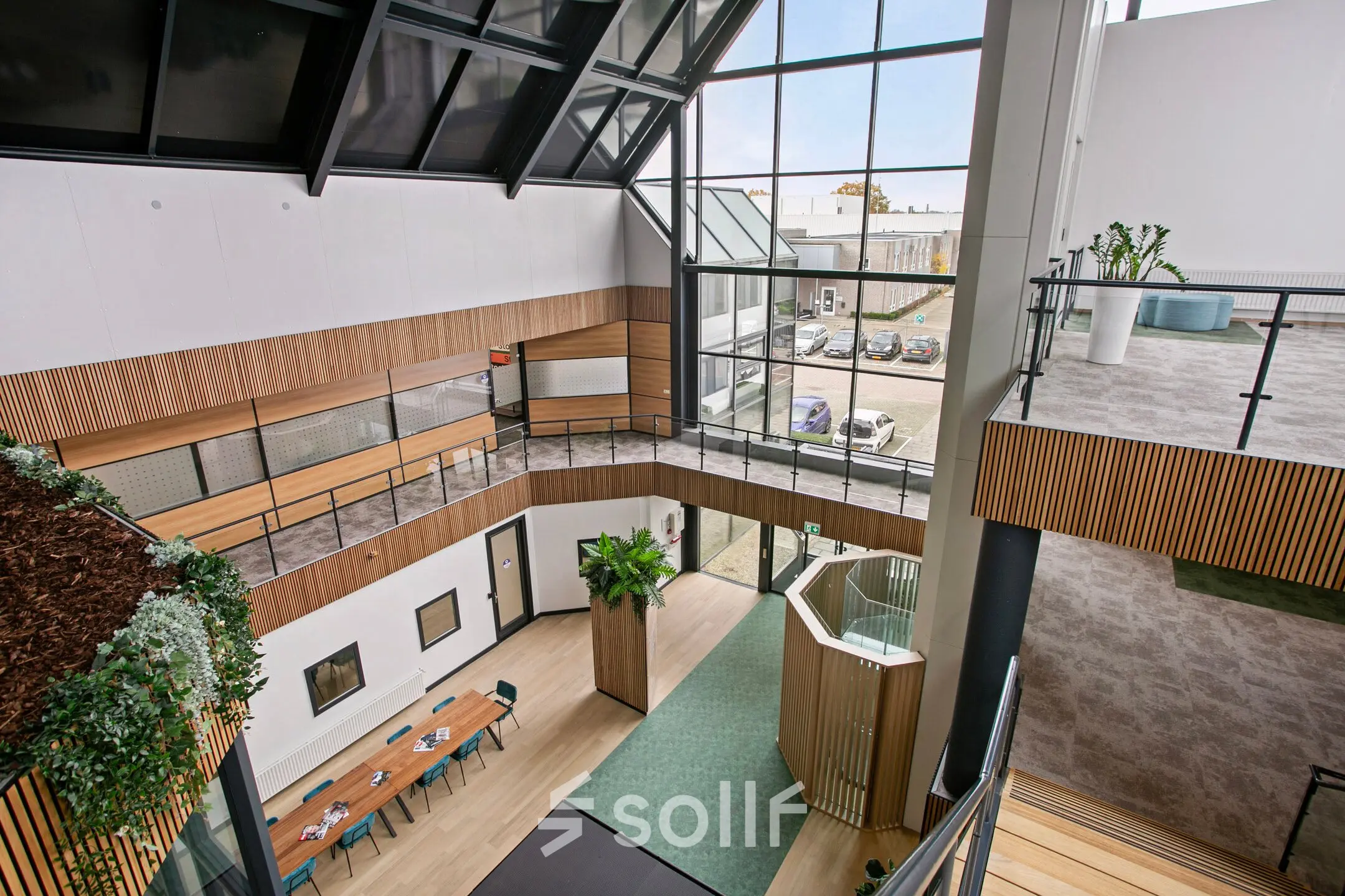 Interieur van het kantoorpand op De Run 4312 in Veldhoven, met moderne inrichting en open vloerplan, ideaal voor kantoorruimte huren.