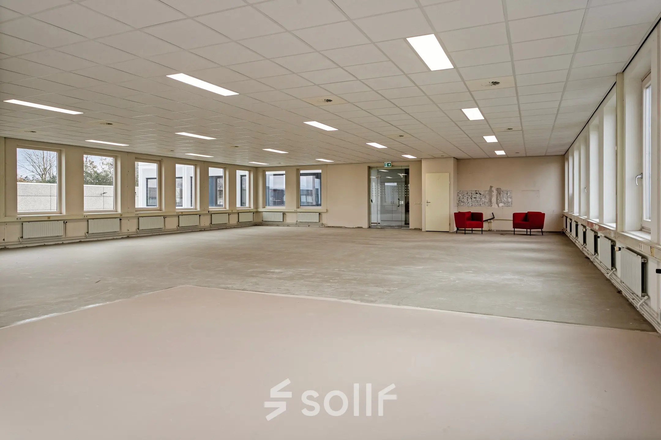 Ruime, ongemeubileerde kantoorruimte op De Run 4312 in Veldhoven, met grote ramen voor veel natuurlijk licht, ideaal voor het starten van een nieuw kantoorproject.