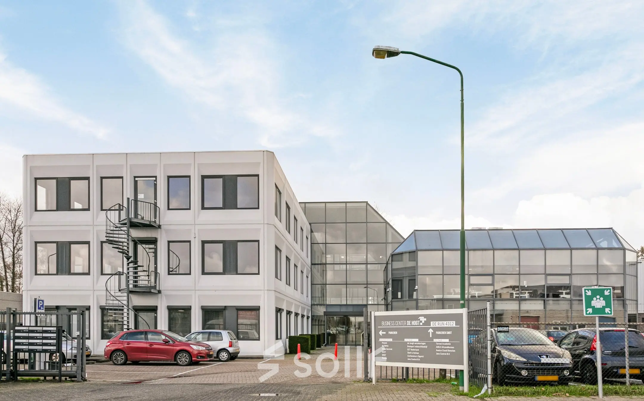 Exterieur van een kantoorpand op De Run 4312, Veldhoven, met moderne uitstraling en parkeerplaatsen aan de voorzijde.