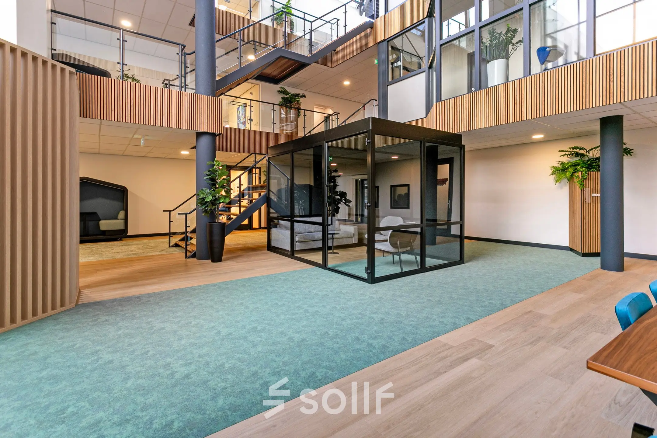 Moderne kantoorruimte huren in Veldhoven met open ontwerp, veel natuurlijk licht en stijlvolle inrichting op De Run 4312. Voorzien van glazen vergaderruimte en uitnodigende werkplekken.