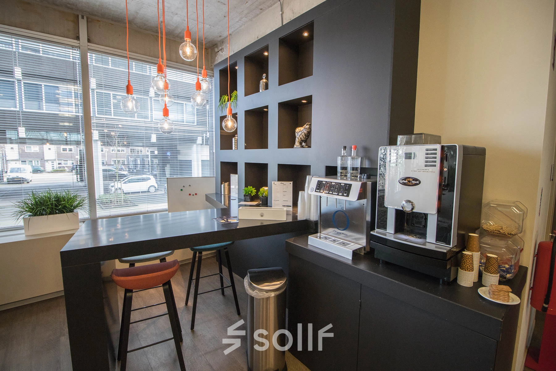 Kantoorruimte huren aan de Kaldenkerkerweg 20 in Venlo met een gemeubileerde inrichting, inclusief een moderne koffiehoek en zitplaatsen voor informele meetings.
