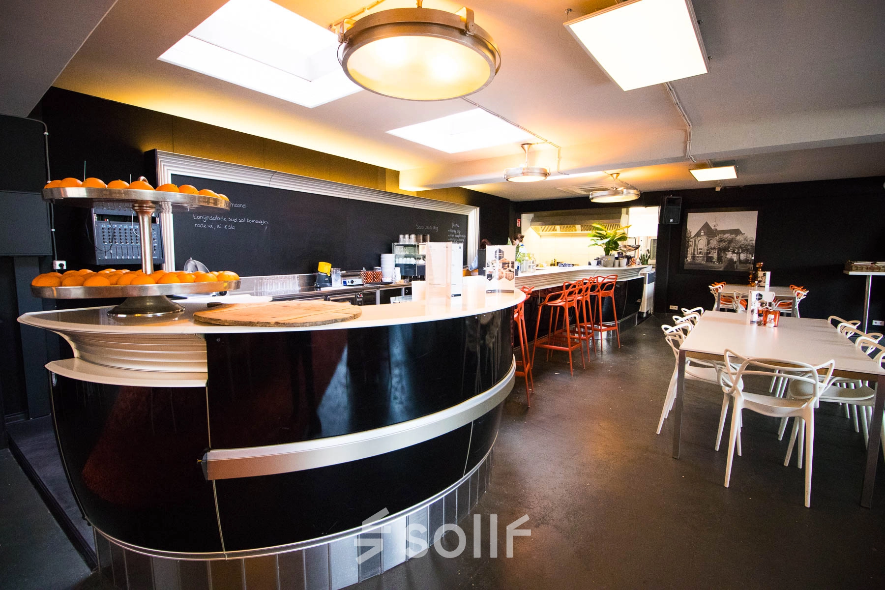 Een moderne gemeubileerde kantoorruimte in Venlo met bar en zitplaatsen, ideaal voor informele vergaderingen en samenwerkingen.
