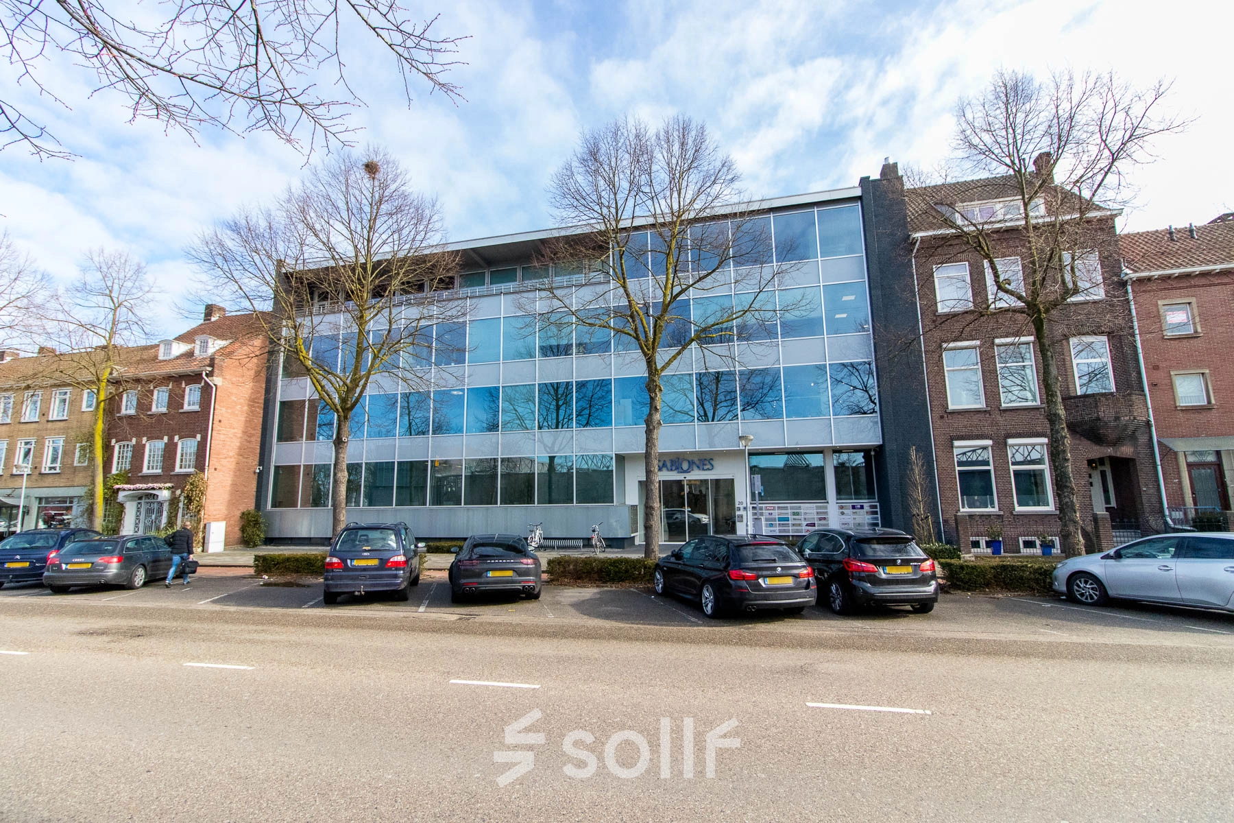 Modern kantoorpand op Kaldenkerkerweg 20 in Venlo, met een glazen gevel en parkeergelegenheid. Geschikt voor kantoorruimte huren.