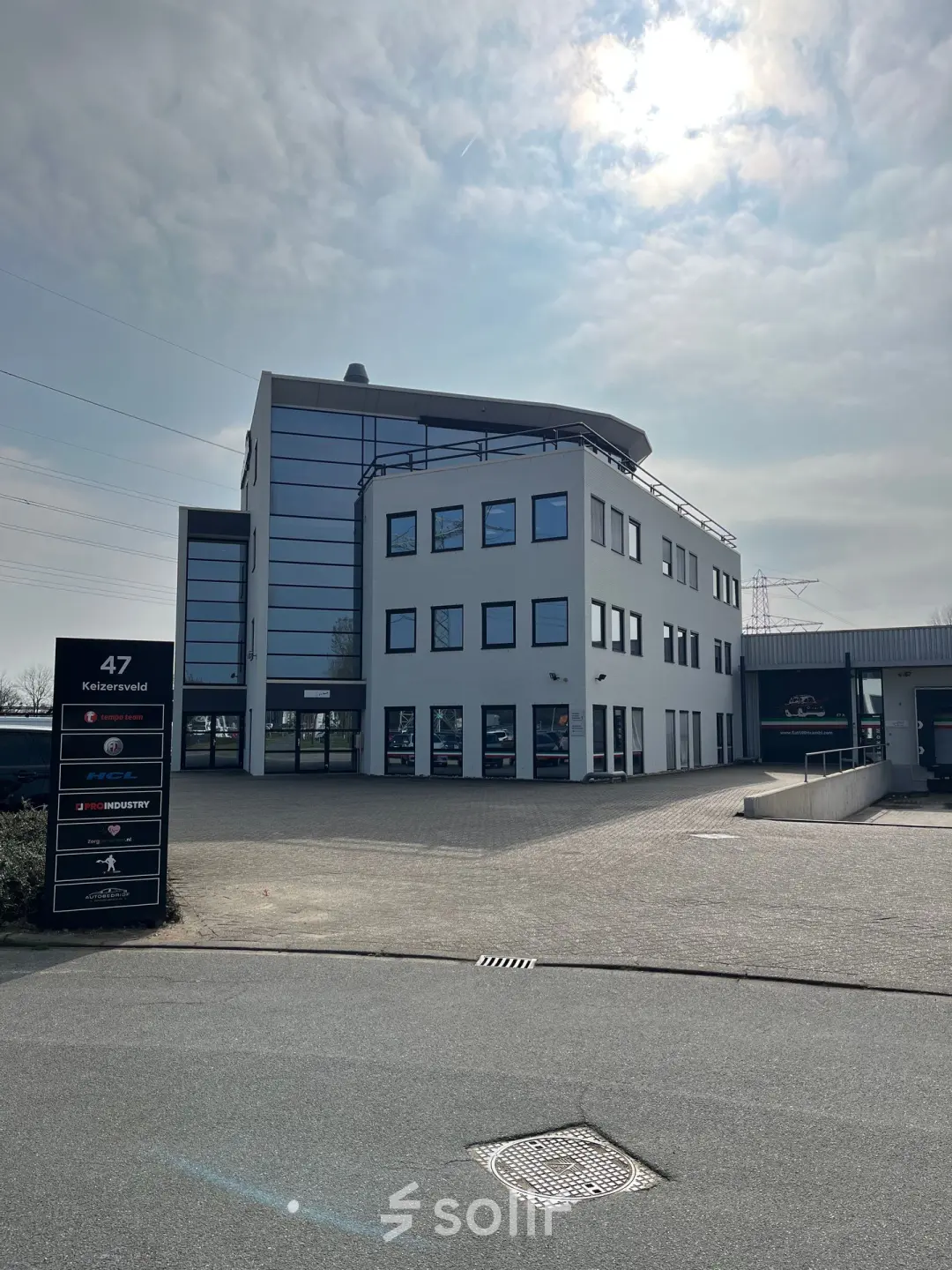 Modern kantoorpand op Keizersveld 47 in Venray met strak ontwerp, ideaal voor kantoorruimte huren.