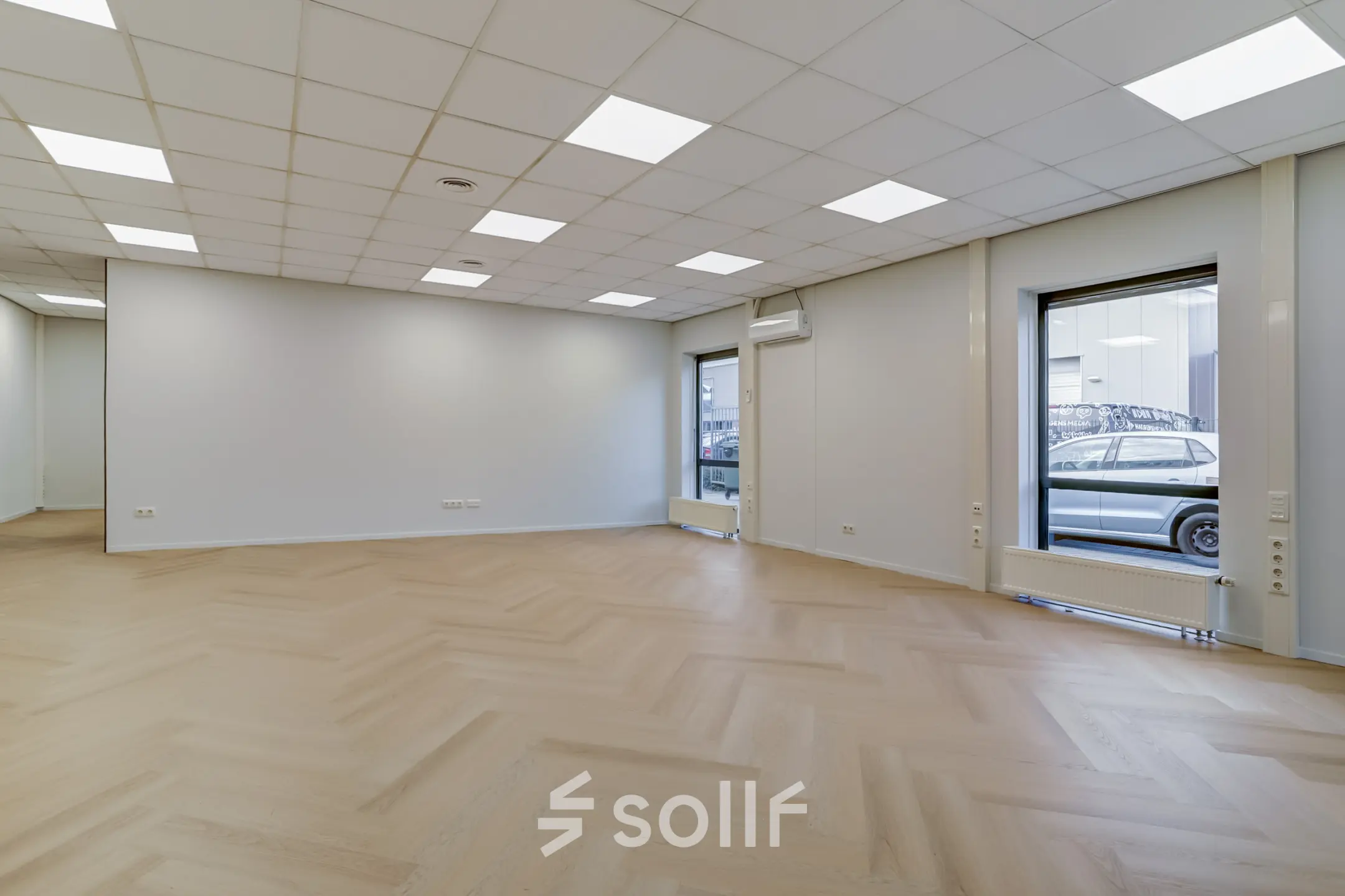 Ruim kantoorpand te huur op Keizersveld 47 in Venray, met strak afgewerkte vloeren en grote ramen voor natuurlijk licht. Geschikt voor diverse kantoorruimtes.