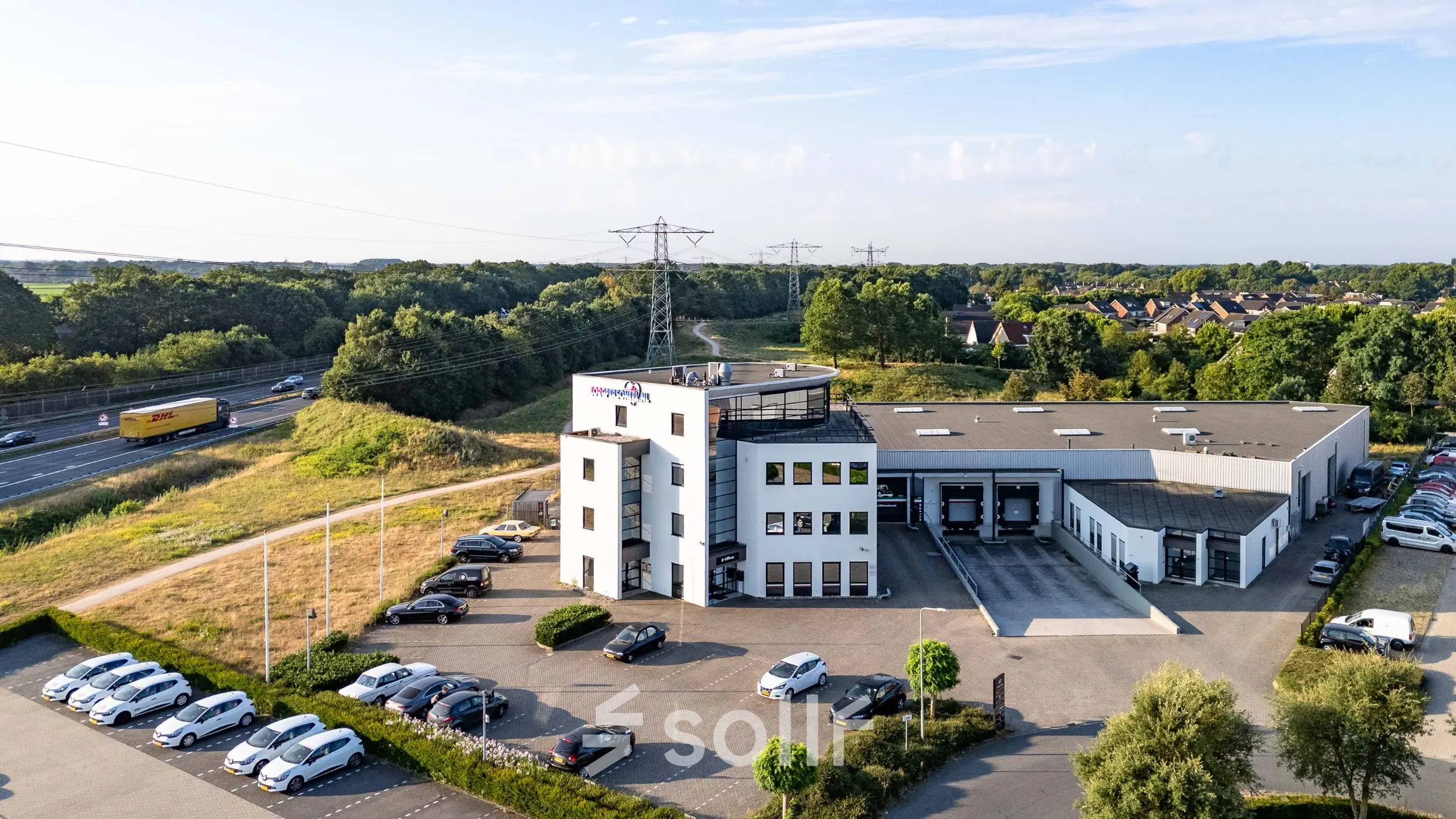 Luchtfoto van een kantoorpand aan Keizersveld 47 in Venray, met parkeerplaatsen en omliggende natuur. Ideaal voor bedrijven die op zoek zijn naar kantoorruimte huren in een rustige omgeving.
