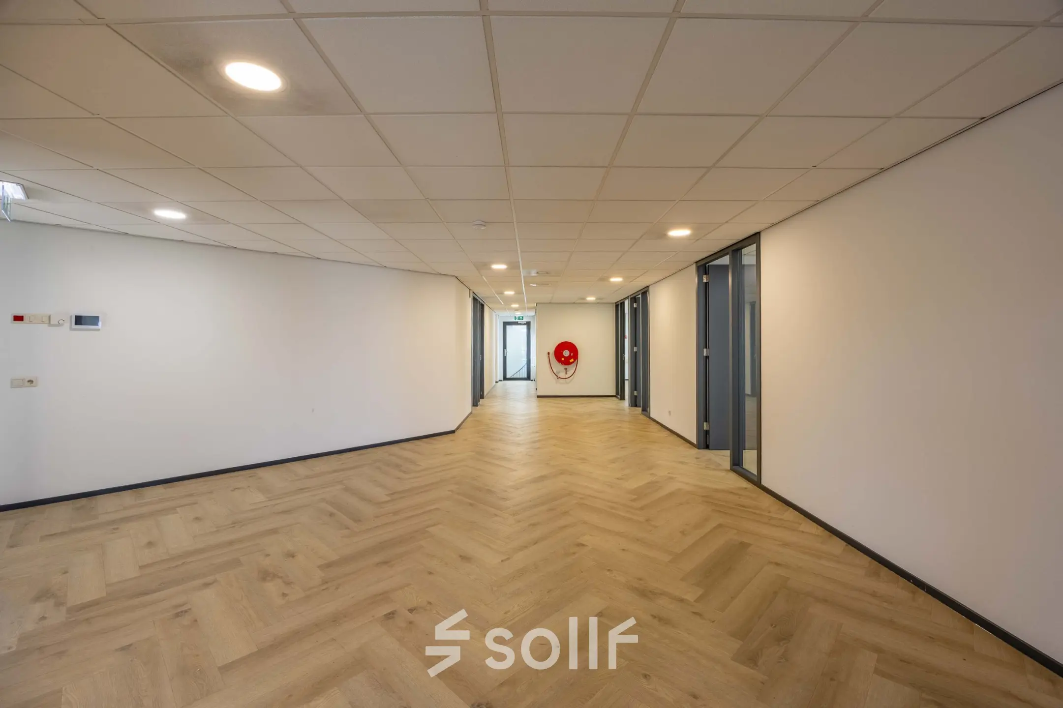 Neutrale kantoorruimte op Keizersveld 47, Venray, ideaal voor kantoorruimte huren. Houten vloer en glazen wanden schetsen een open kantoorpand sfeer.