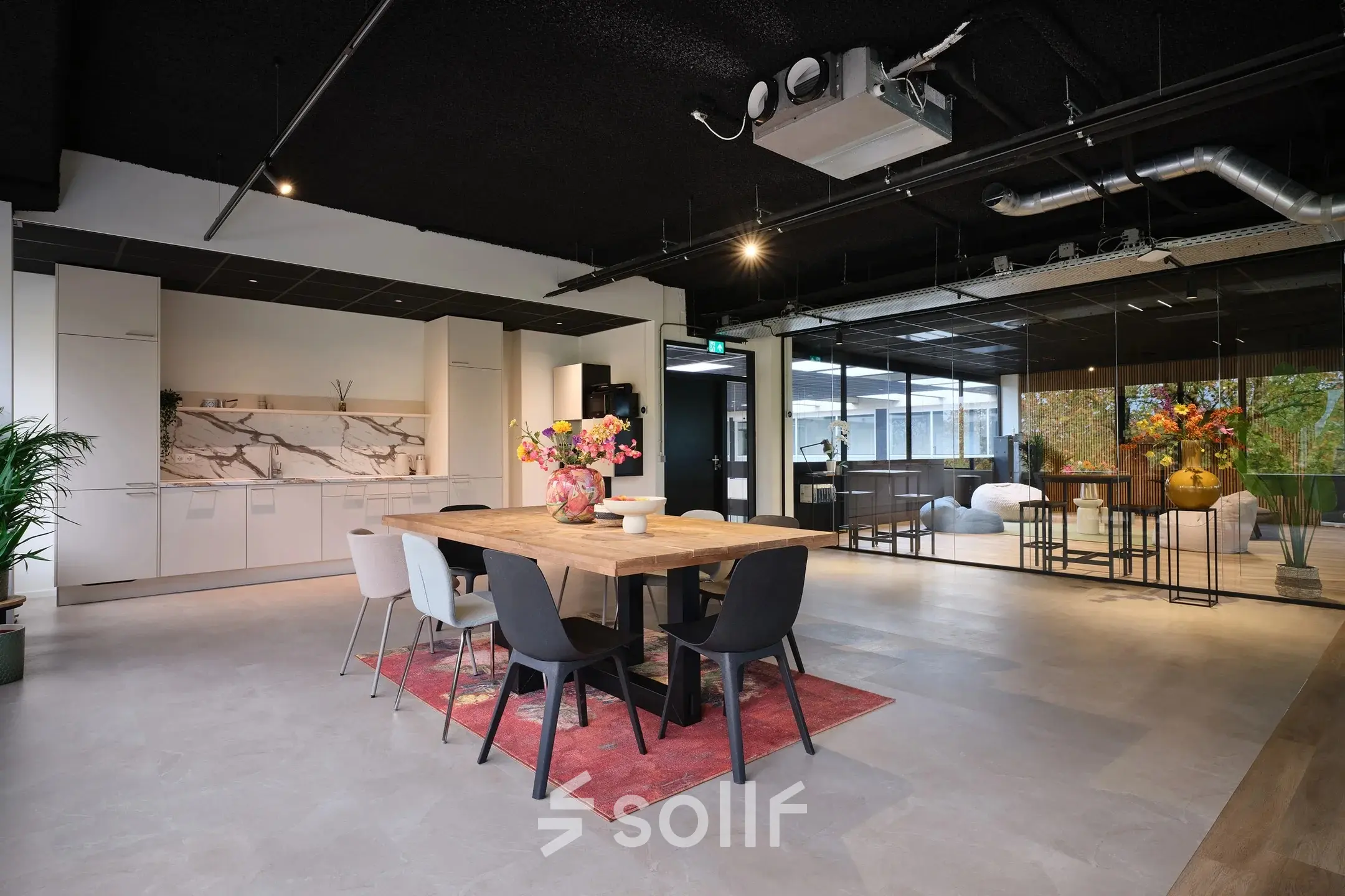 Kantoorruimte huren aan Havenweg 24, Vianen Utr. Moderne kantoorpand met stijlvolle inrichting, houten tafel en comfortabele stoelen, ideaal voor werk of vergaderingen.