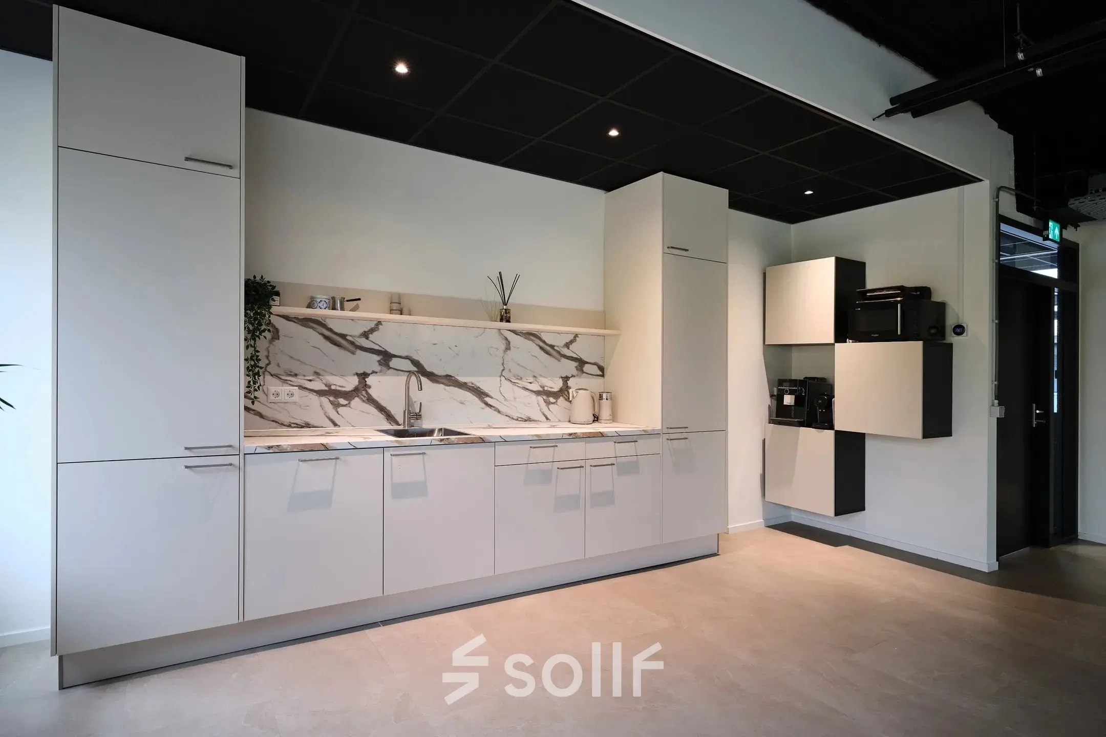 Moderne kantoorruimte met een strakke keuken op Havenweg 24 te Vianen Utr, ideaal voor bedrijven die kantoorruimte willen huren. Deze lichte en stijlvolle plek biedt alles voor een soepel werkproces.