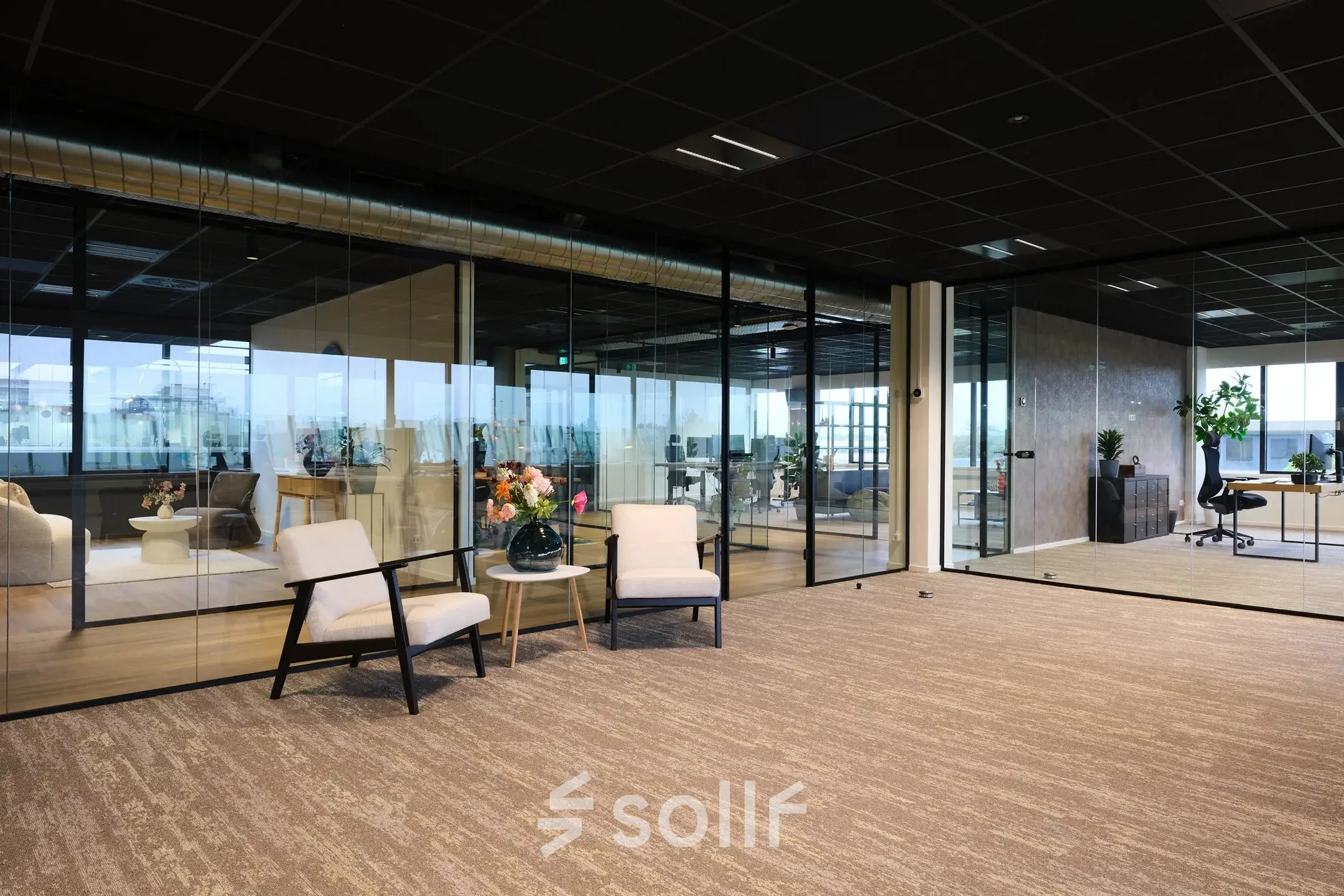 Moderne kantoorruimte bij Havenweg 24, Vianen Utr. met glazen scheidingswanden en comfortabele stoelen. Ideaal voor bedrijven die kantoorruimte willen huren in een stijlvol kantoorpand.