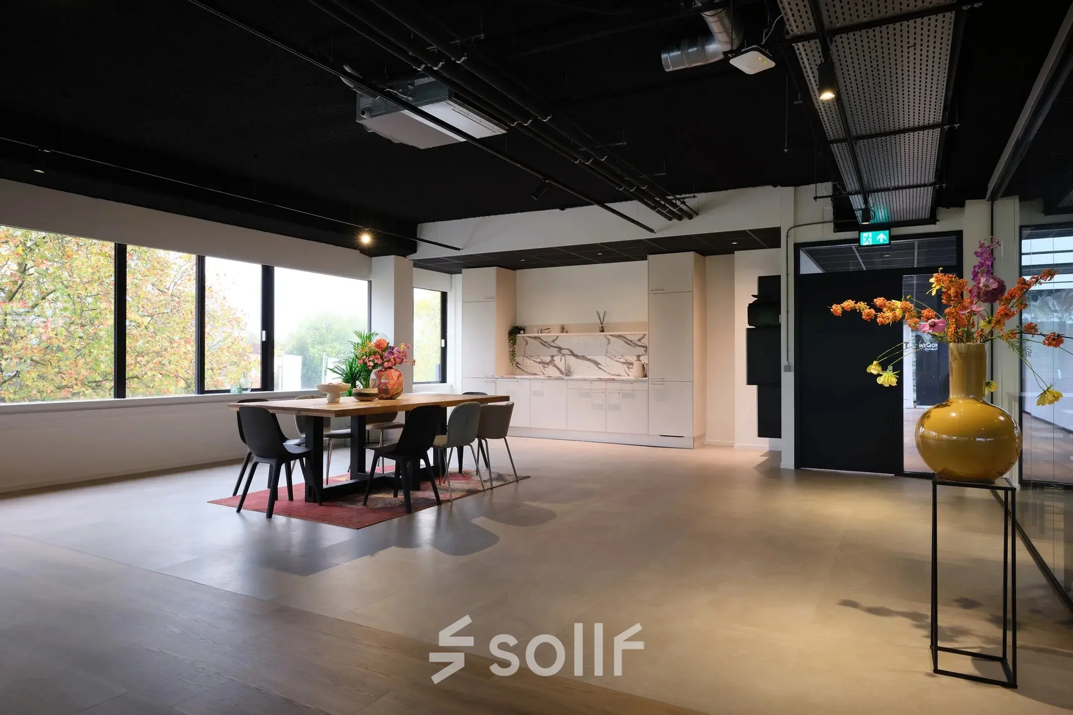 Stijlvol ingerichte kantoorruimte aan Havenweg 24, Vianen Utr, met ruime tafel en moderne keukenhoek. Ideaal voor zakelijke bijeenkomsten en informele vergaderingen. Kantoorruimte huren op een inspirerende locatie.