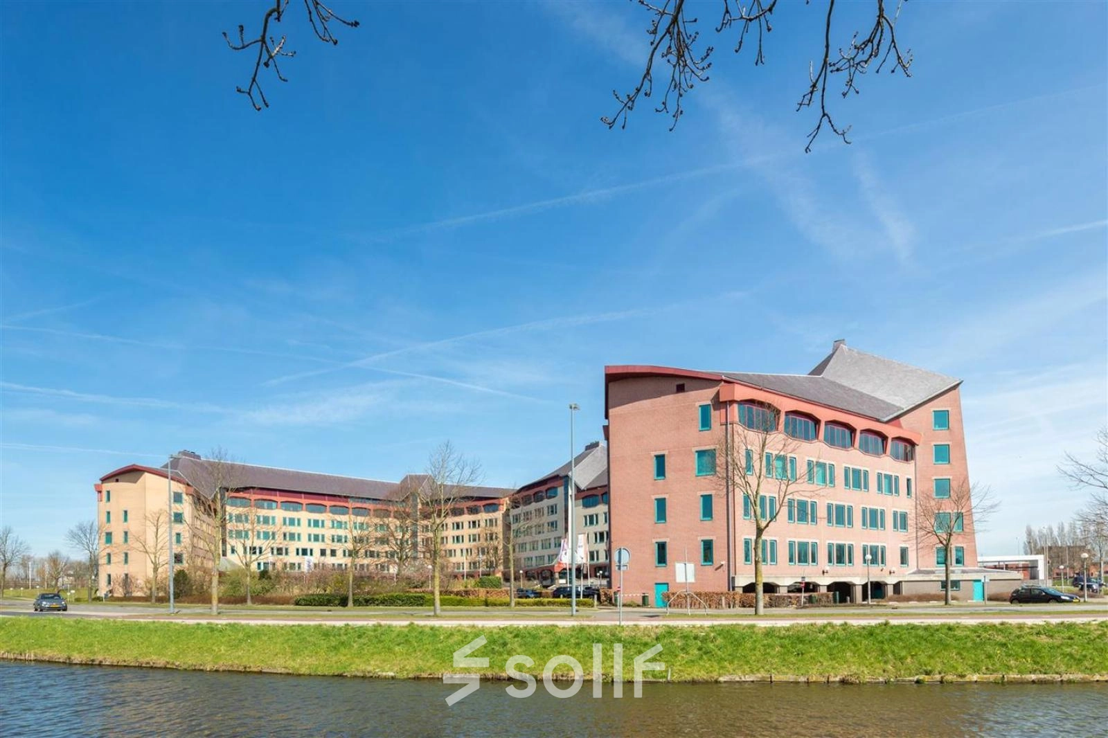 Groot kantoorpand aan de Loire 104 - 206 in Voorburg met een moderne uitstraling, ideaal voor kantoorruimte huren. De locatie biedt ruime parkeermogelijkheden en ligt aan het water.