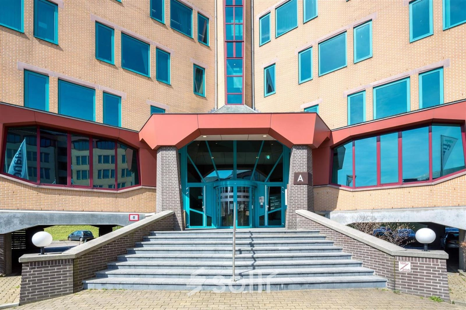 Entree van een kantoorpand op Loire 104 - 206 in Voorburg met karakteristieke architectuur en opvallende ramen.
