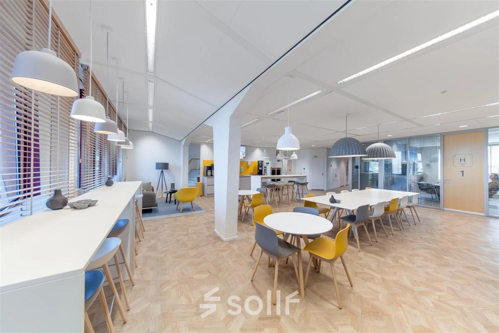Open en gemeubileerde kantoorruimte in Voorburg met stijlvolle tafels en stoelen, ideaal voor werk of vergaderingen. Ruime indeling voor een flexibele kantoorhuur op Loire 104 - 206.