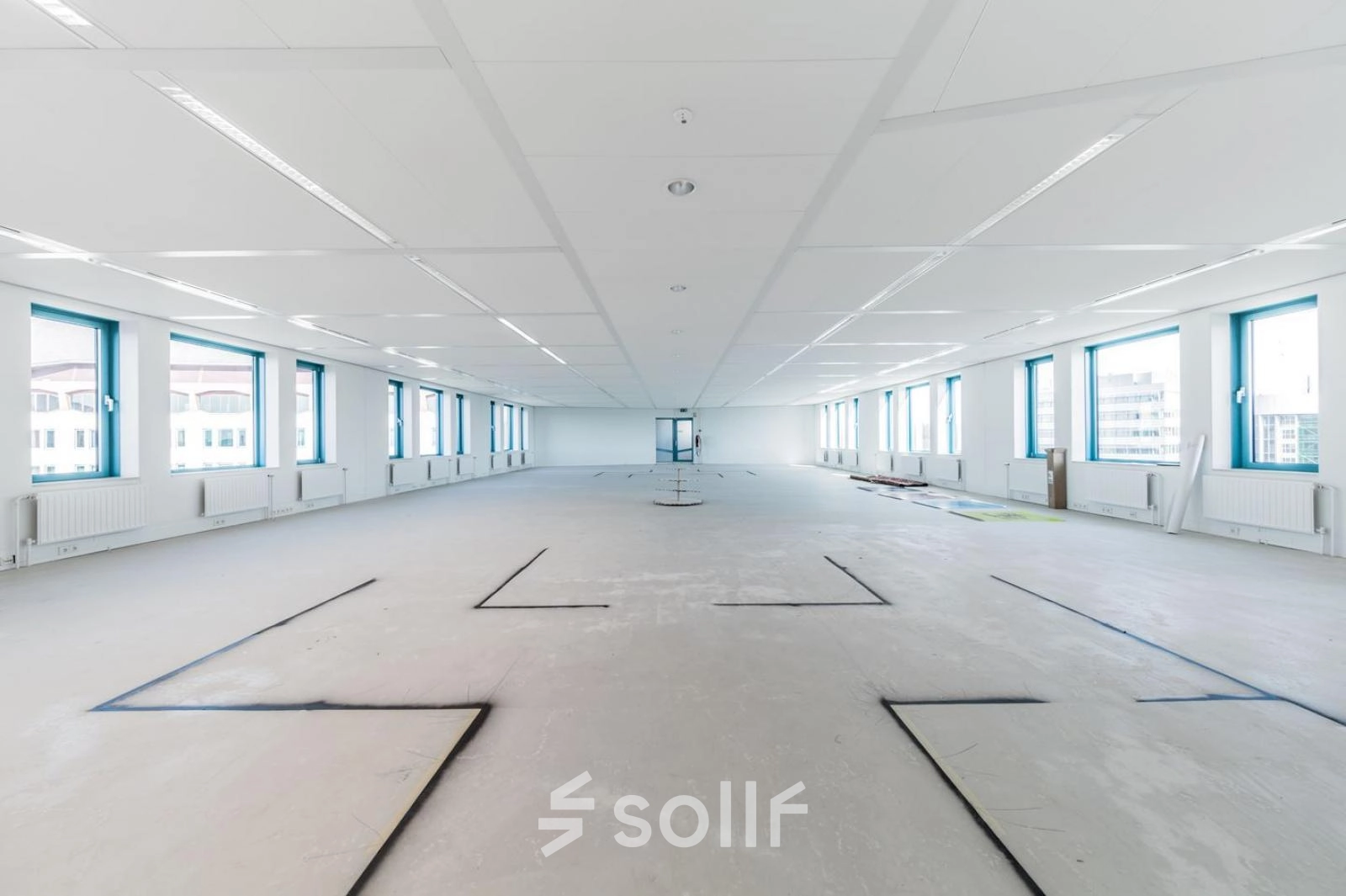 Grote lege kantoorruimte in Voorburg met veel ramen voor natuurlijk licht, te huur op Loire 104 - 206.