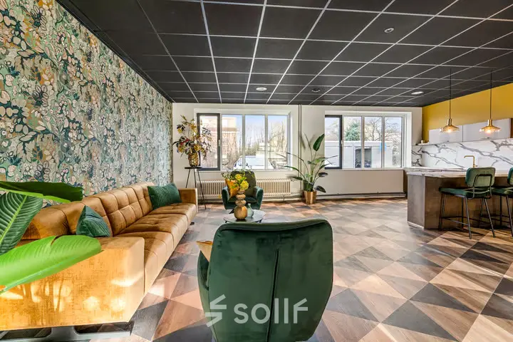 Lichte kantoorruimte in Wageningen met stijlvolle inrichting, inclusief bank, planten en marmeren aanrechtblad. Ideaal voor huren op Agro Business Park 22.