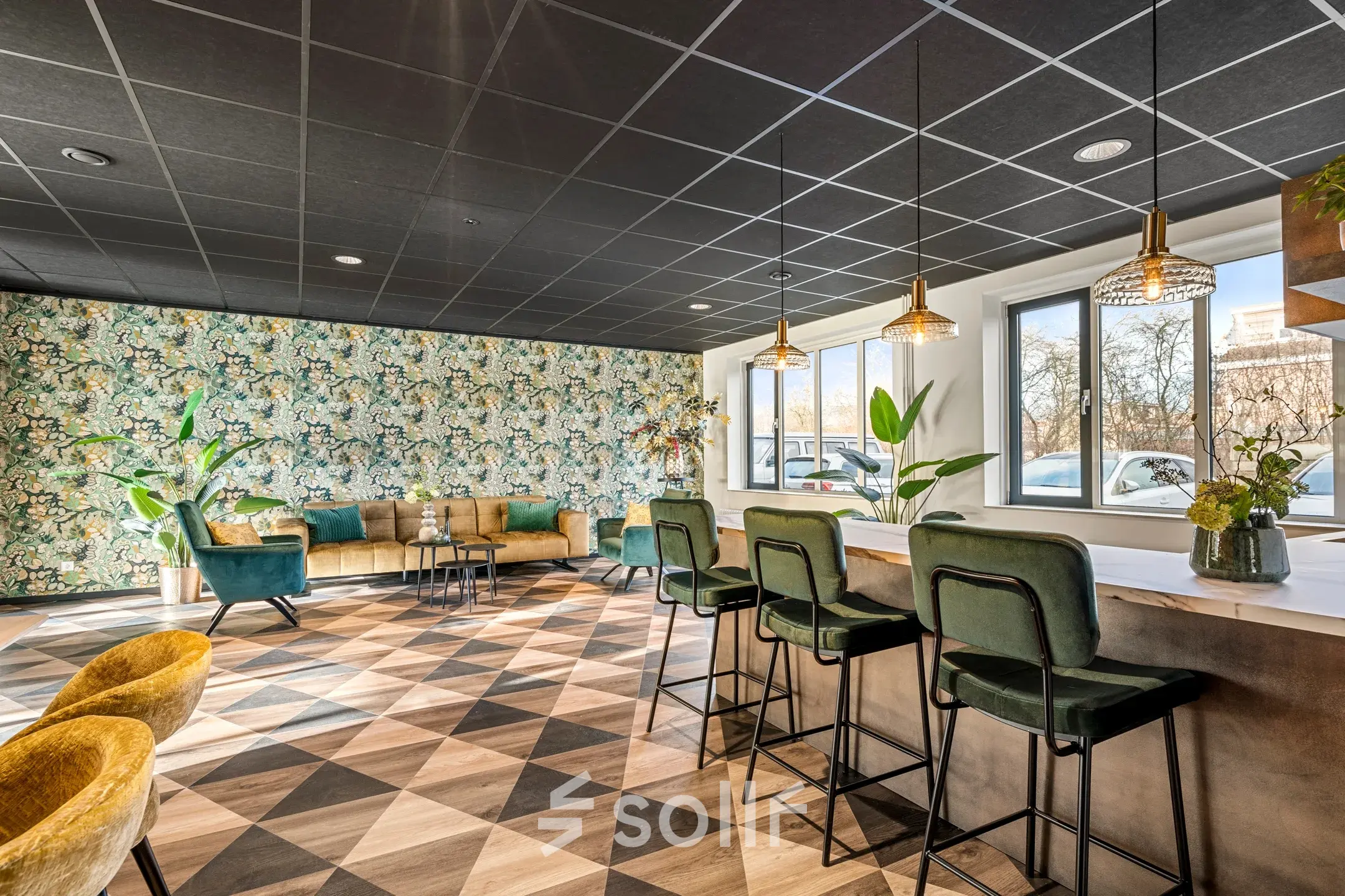 Stijlvolle kantoorruimte met kleurrijke muren en moderne meubels op Agro Business Park 22 in Wageningen. Ideaal voor wie een kantoorpand wil huren. Planten zorgen voor een aangename sfeer.